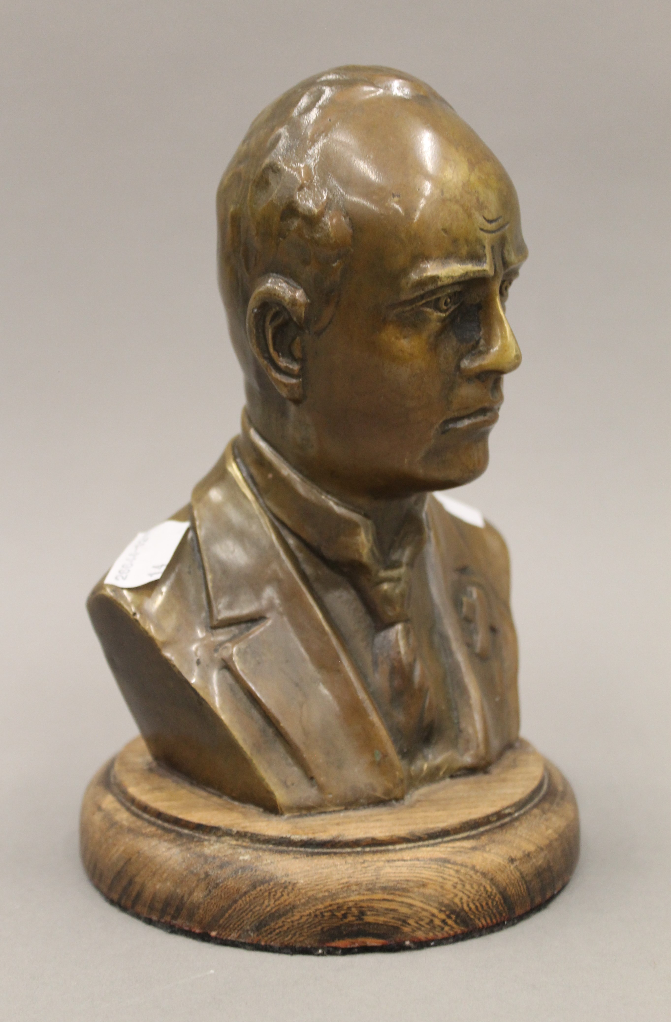 A bronze bust on a gentleman. 20 cm high. - Bild 2 aus 3