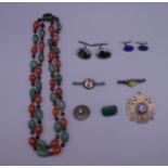 A quantity of vintage jewellery items, including silver.