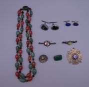 A quantity of vintage jewellery items, including silver.