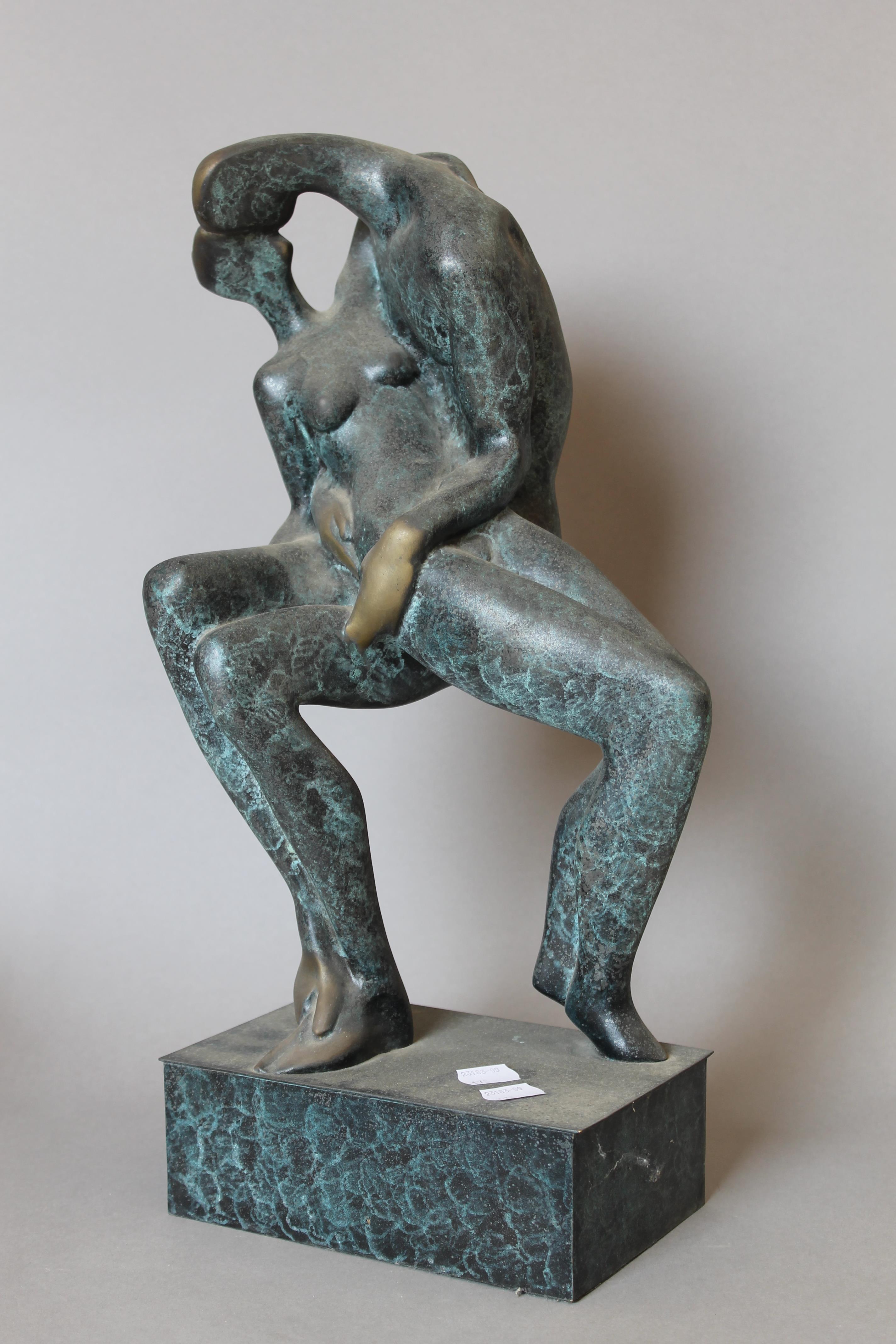 An abstract patinated bronze sculpture of a couple kissing. 44 cm high. - Bild 2 aus 3