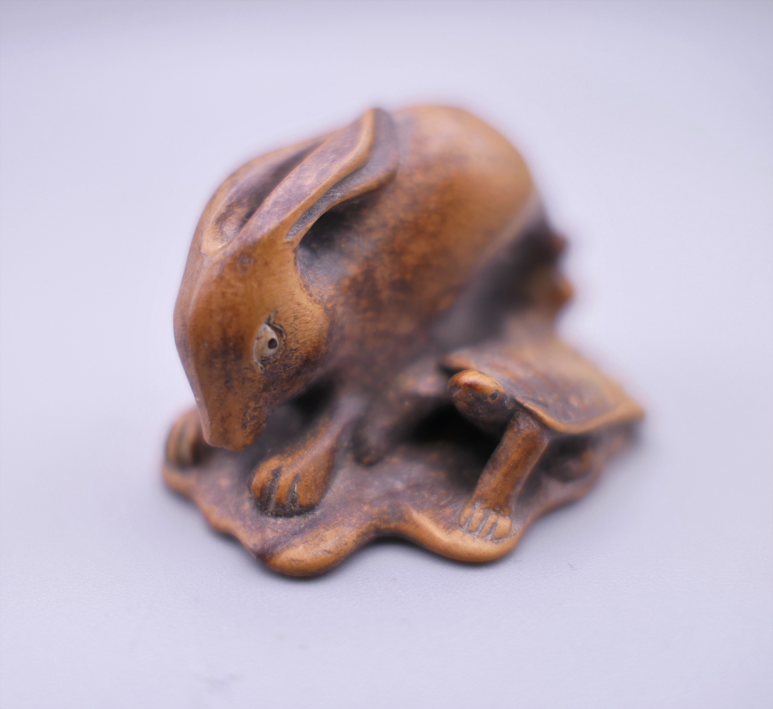 A Japanese hare and tortoise wooden netsuke. 4 cm long. - Image 5 of 8