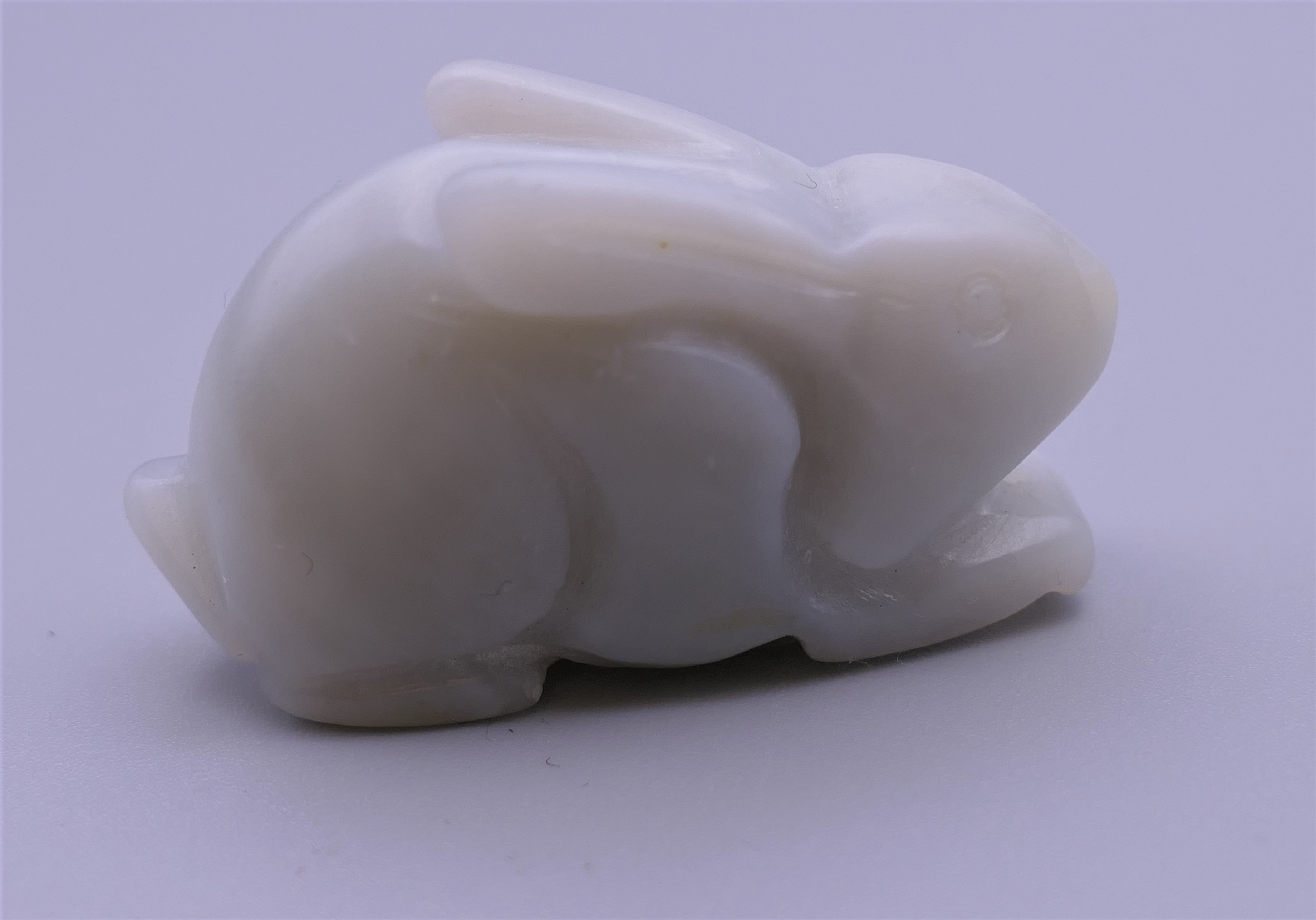 A jade carving of a rabbit. 4.5 cm long. - Image 2 of 5