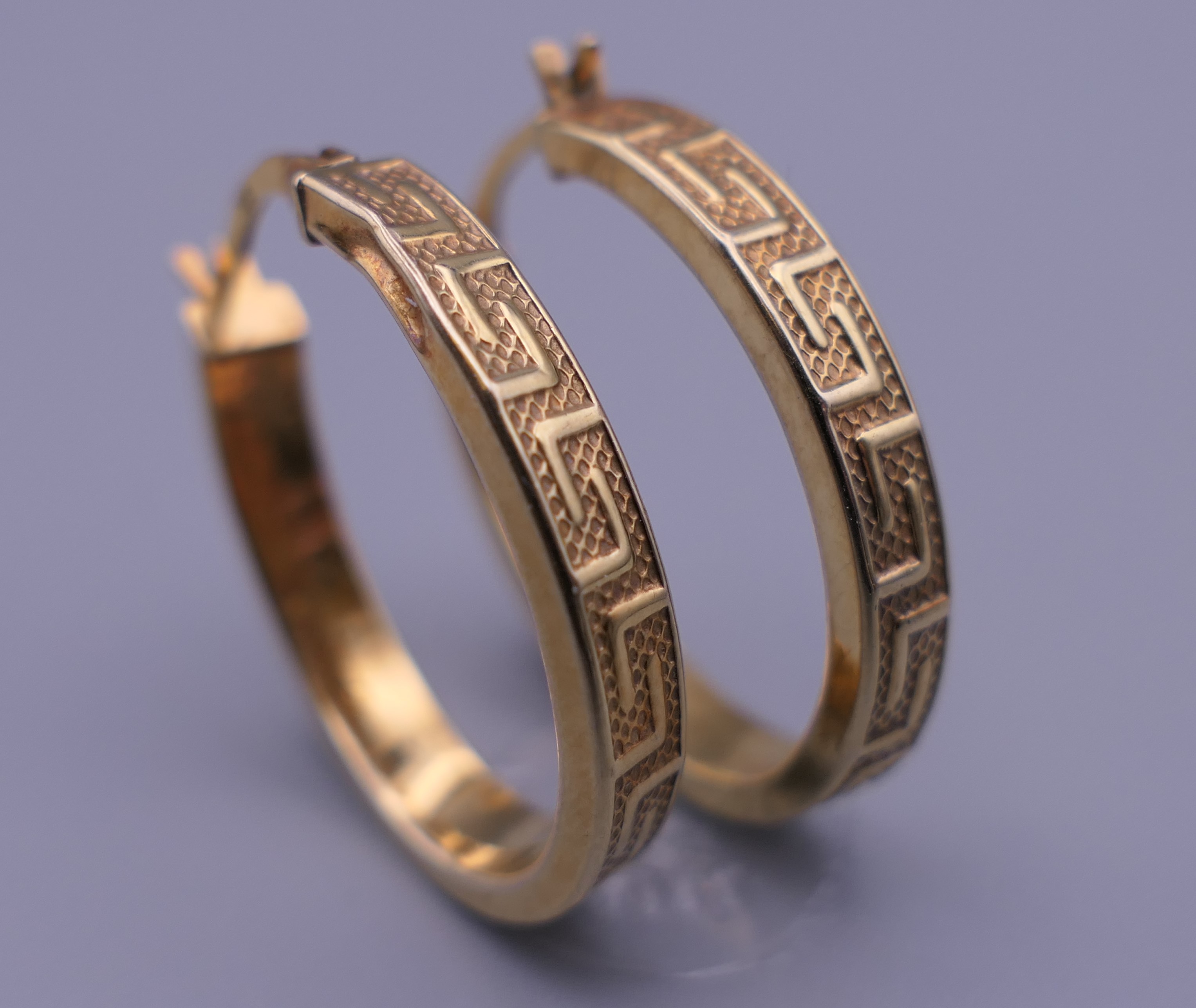 A pair of 9 ct gold hoop earrings. 2.5 cm high. 1.8 grammes. - Image 5 of 7