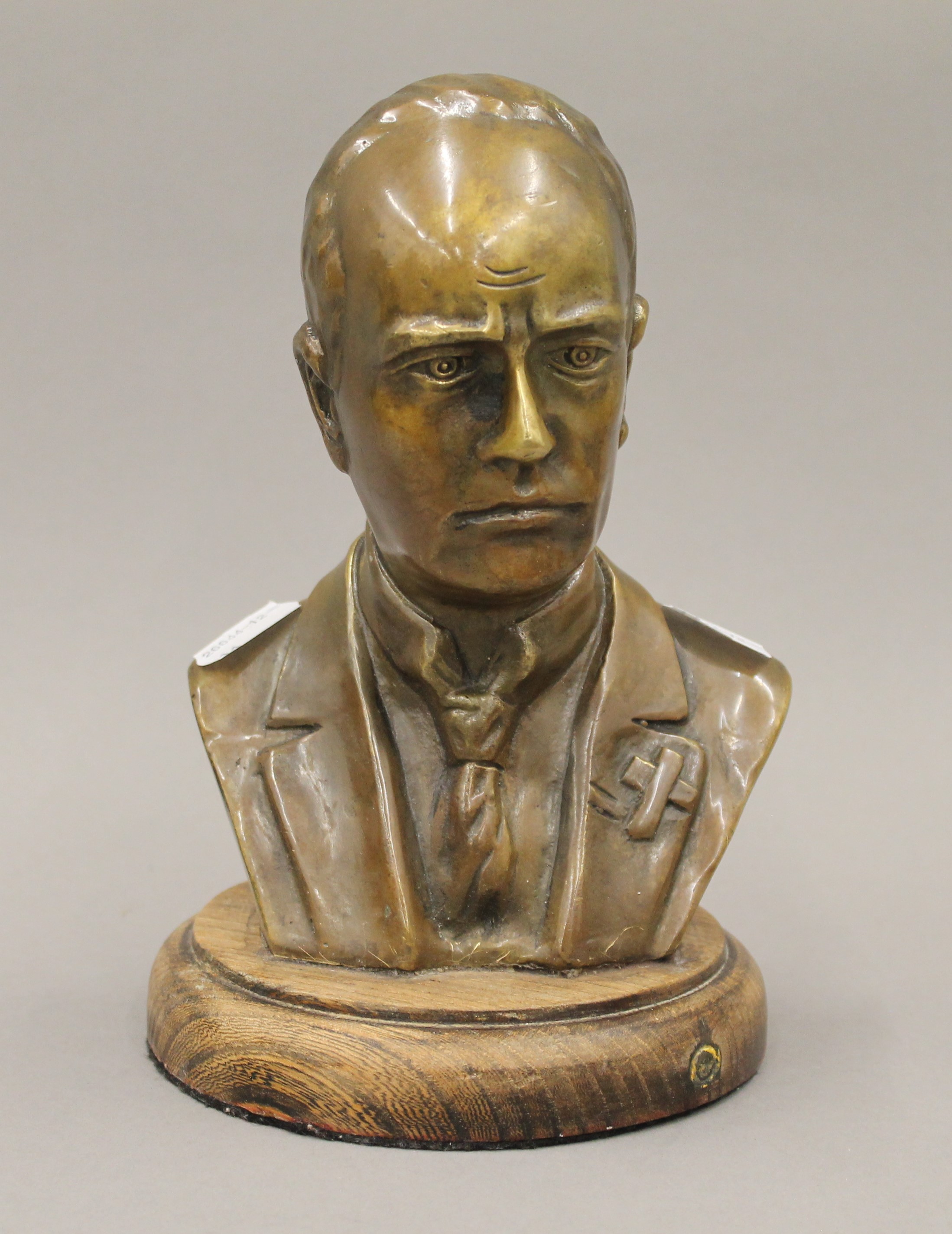 A bronze bust on a gentleman. 20 cm high.