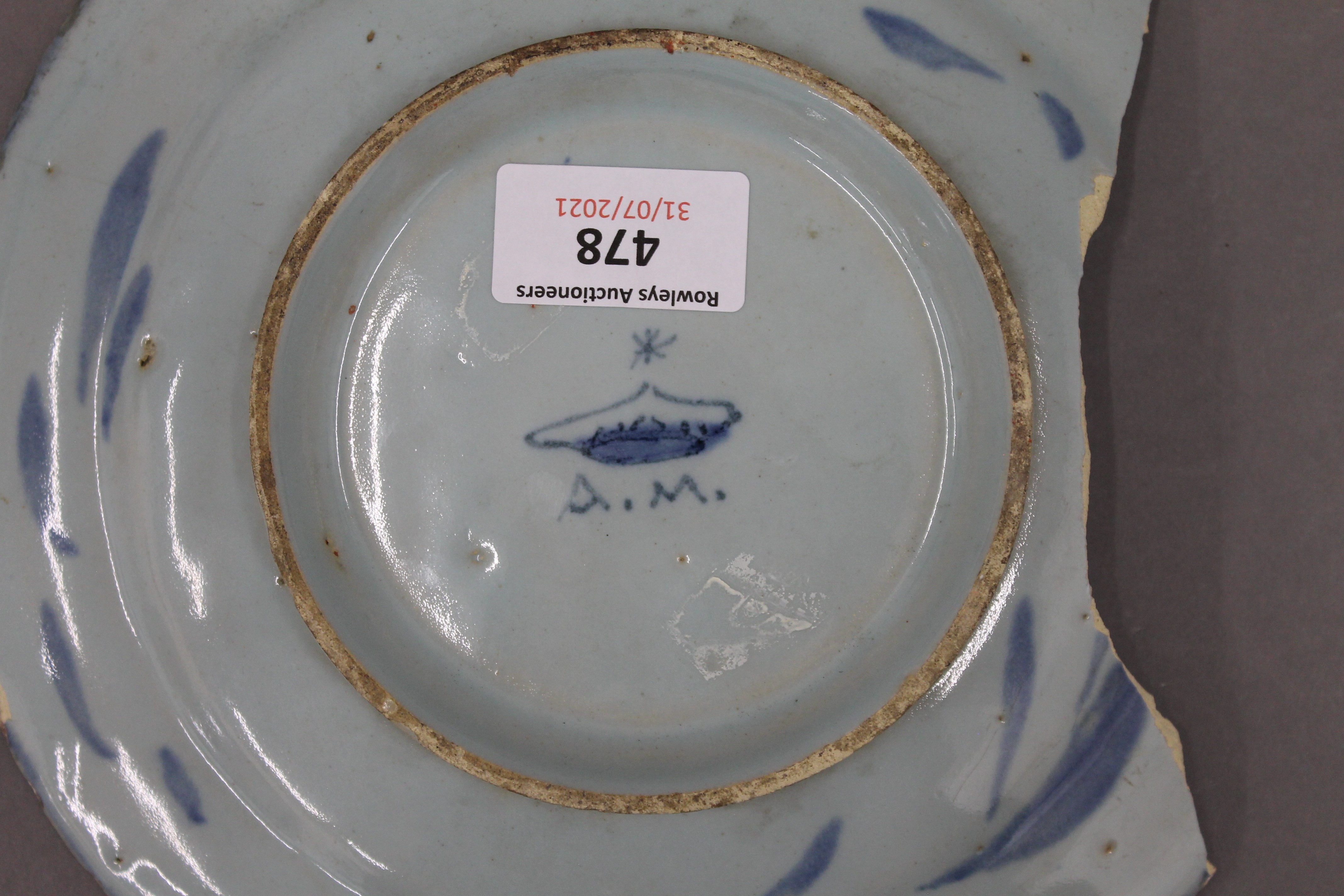 A 17th/18th century Savona Maiolica blue and white dish. 22.5 cm diameter. - Image 3 of 3