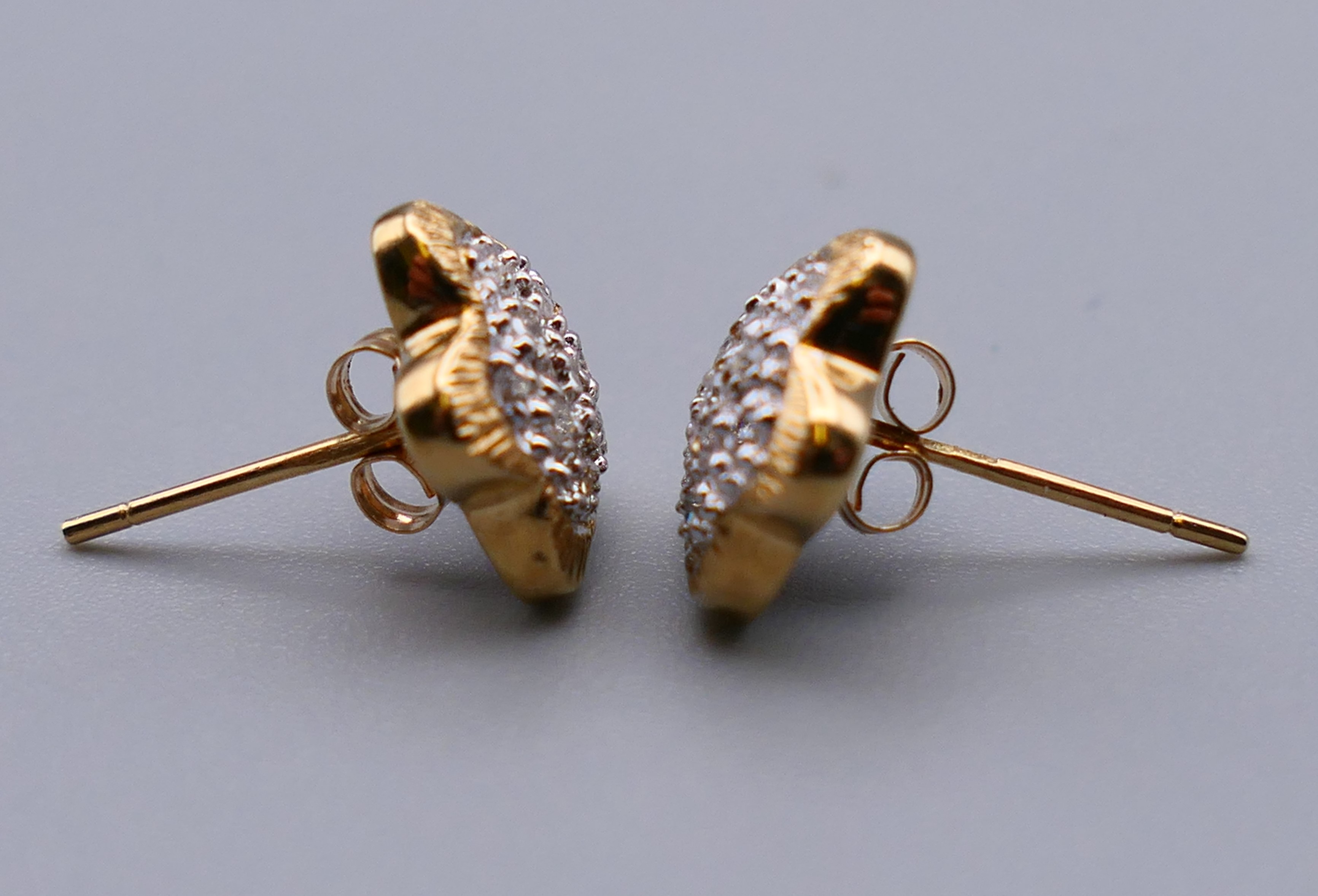 A pair of 9 ct gold diamond star shaped cluster earrings. 1 cm diameter. 1.8 grammes total weight. - Image 6 of 6