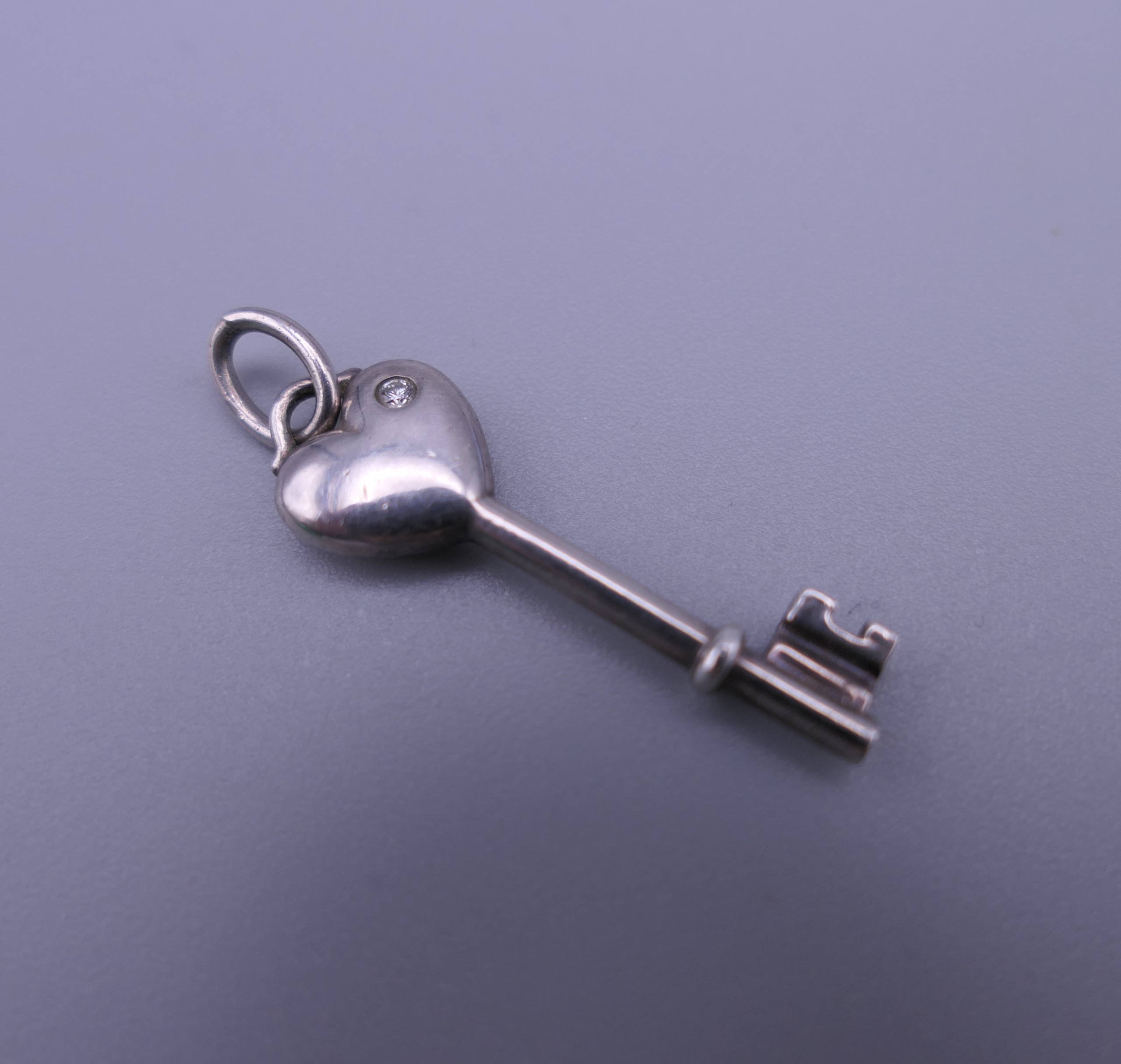 A Tiffany silver key pendant and chain, and a pair of earrings. Pendant 3 cm long. - Image 5 of 8