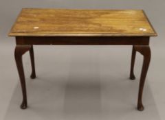 An early 20th century walnut coffee table. 84.5 cm long.