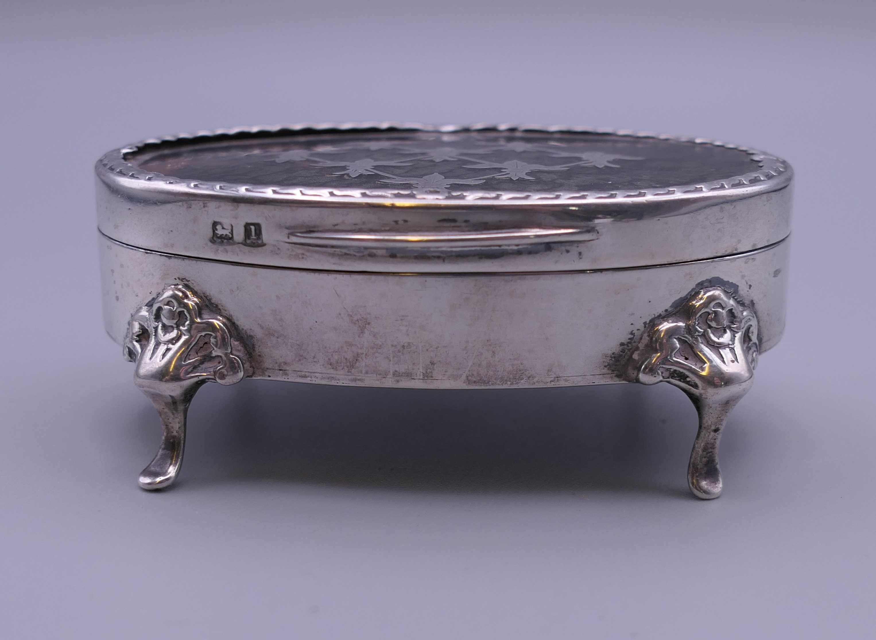 A silver and tortoiseshell casket. 8 cm wide, 3.25 cm high. 71.5 grammes total weight. - Image 8 of 8