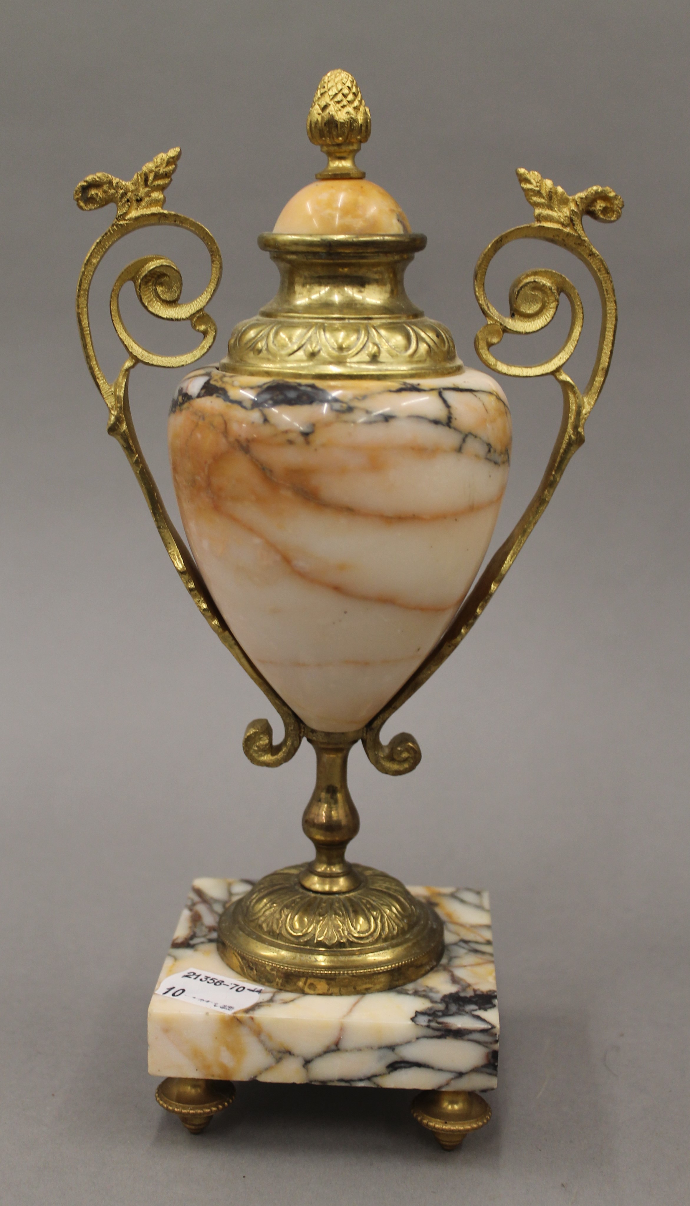 A marble and ormolu clock garniture with pendulum and key, with enamel dial and striking movement. - Image 10 of 14