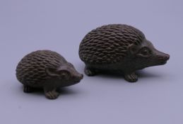 A pair of bronze hedgehogs. 5 cm long and 3.5 cm long.