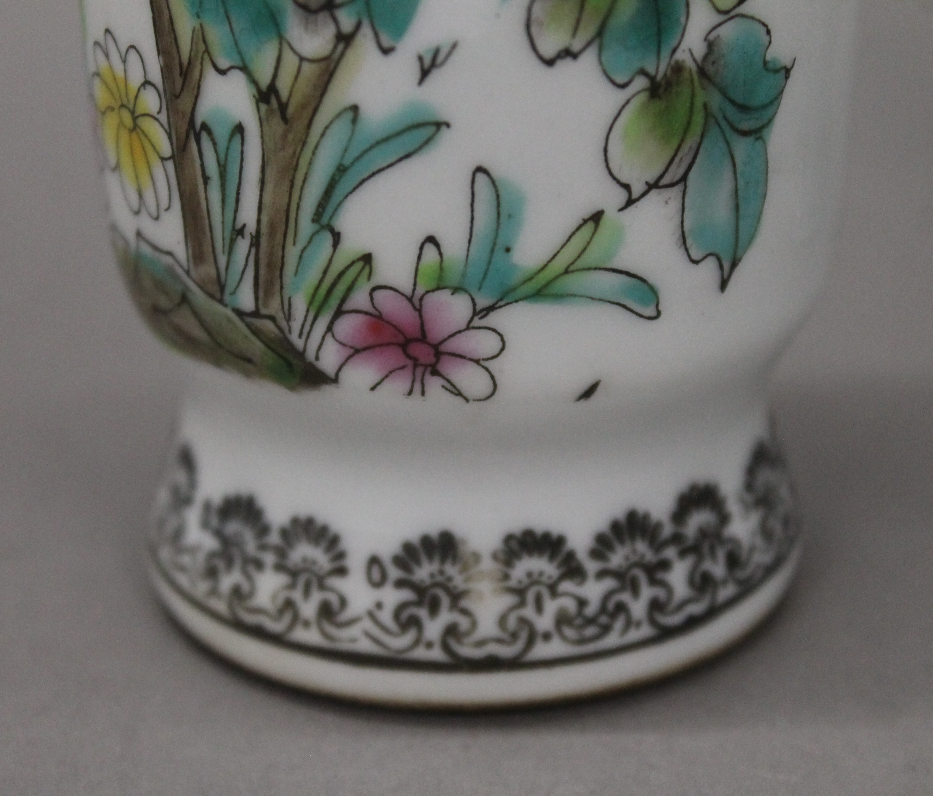 A pair of Chinese Republic Period porcelain vases. 25 cm high. - Image 6 of 6