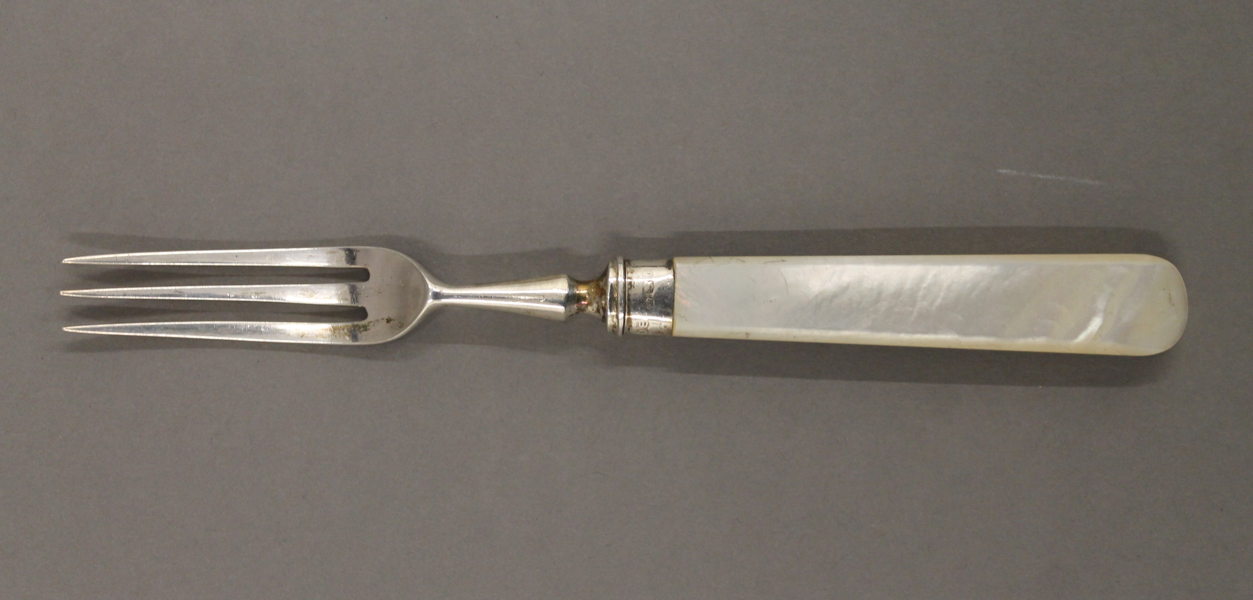 A cased set of mother-of-pearl and silver knives and forks. - Image 4 of 9