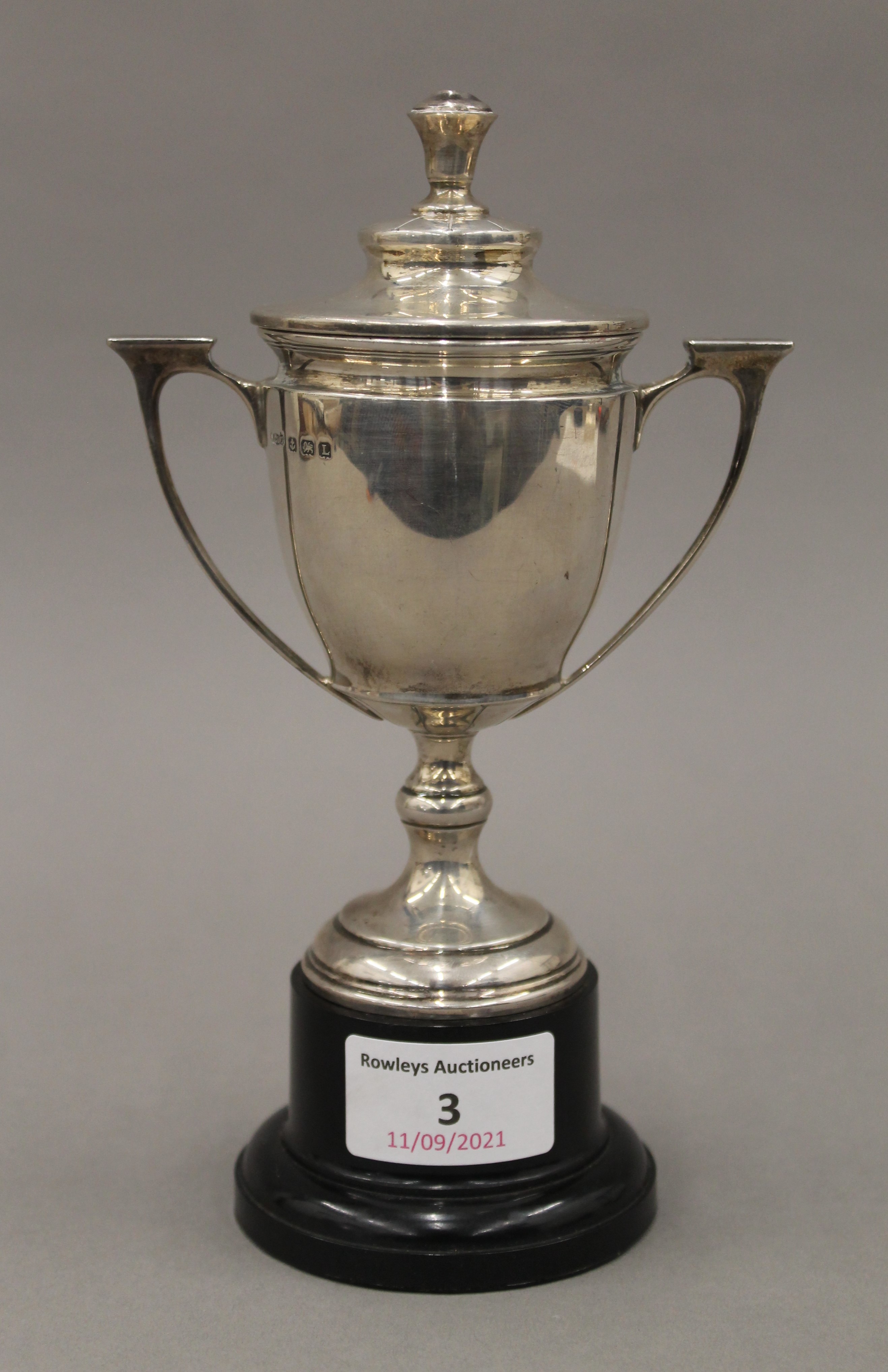 A small silver lidded trophy cup. 18.5 cm high overall. 202.2 grammes.