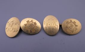 A pair of 18 ct gold cufflinks, with engraving Scots Guards. 2 cm wide. 17.9 grammes.