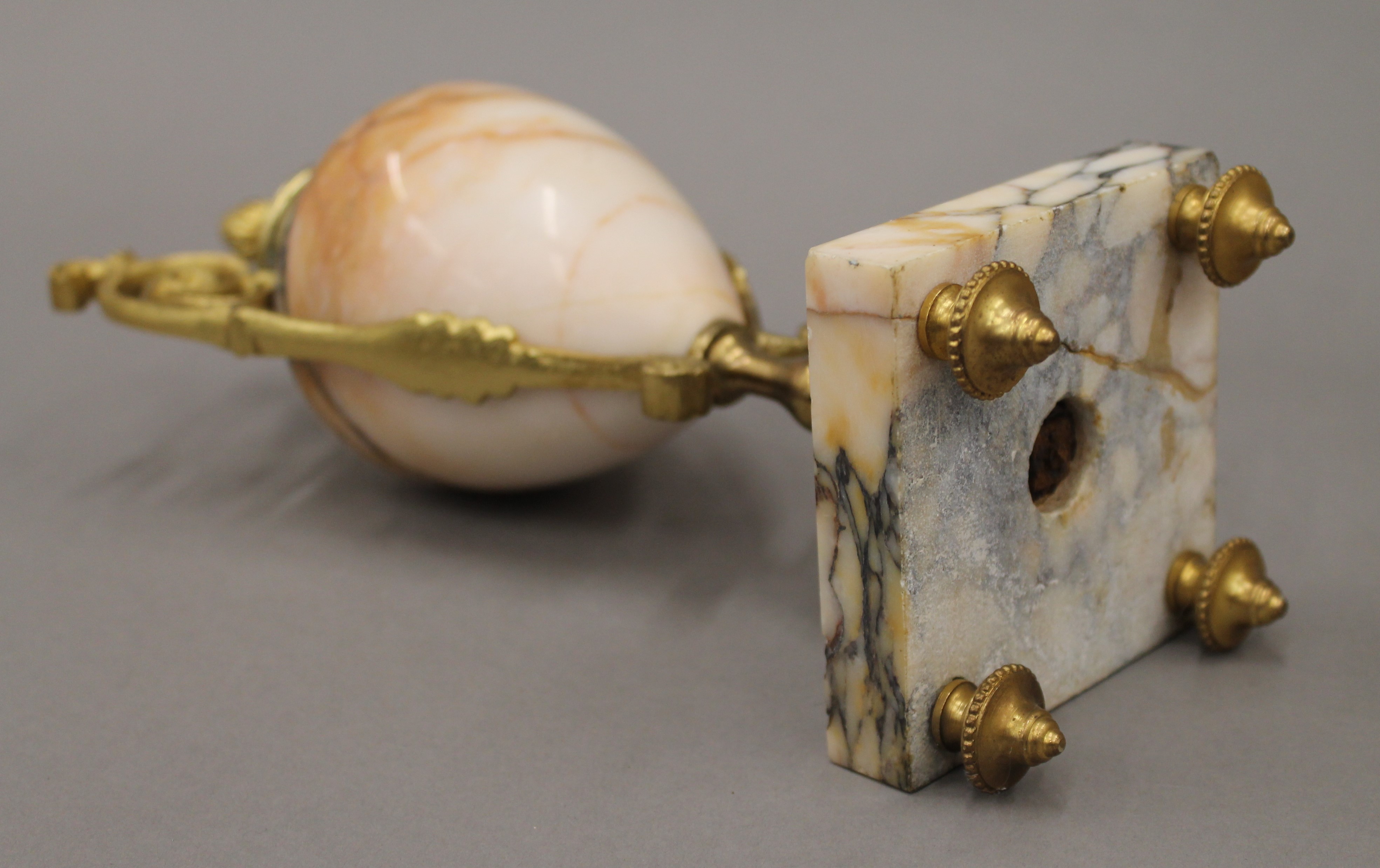 A marble and ormolu clock garniture with pendulum and key, with enamel dial and striking movement. - Image 12 of 14