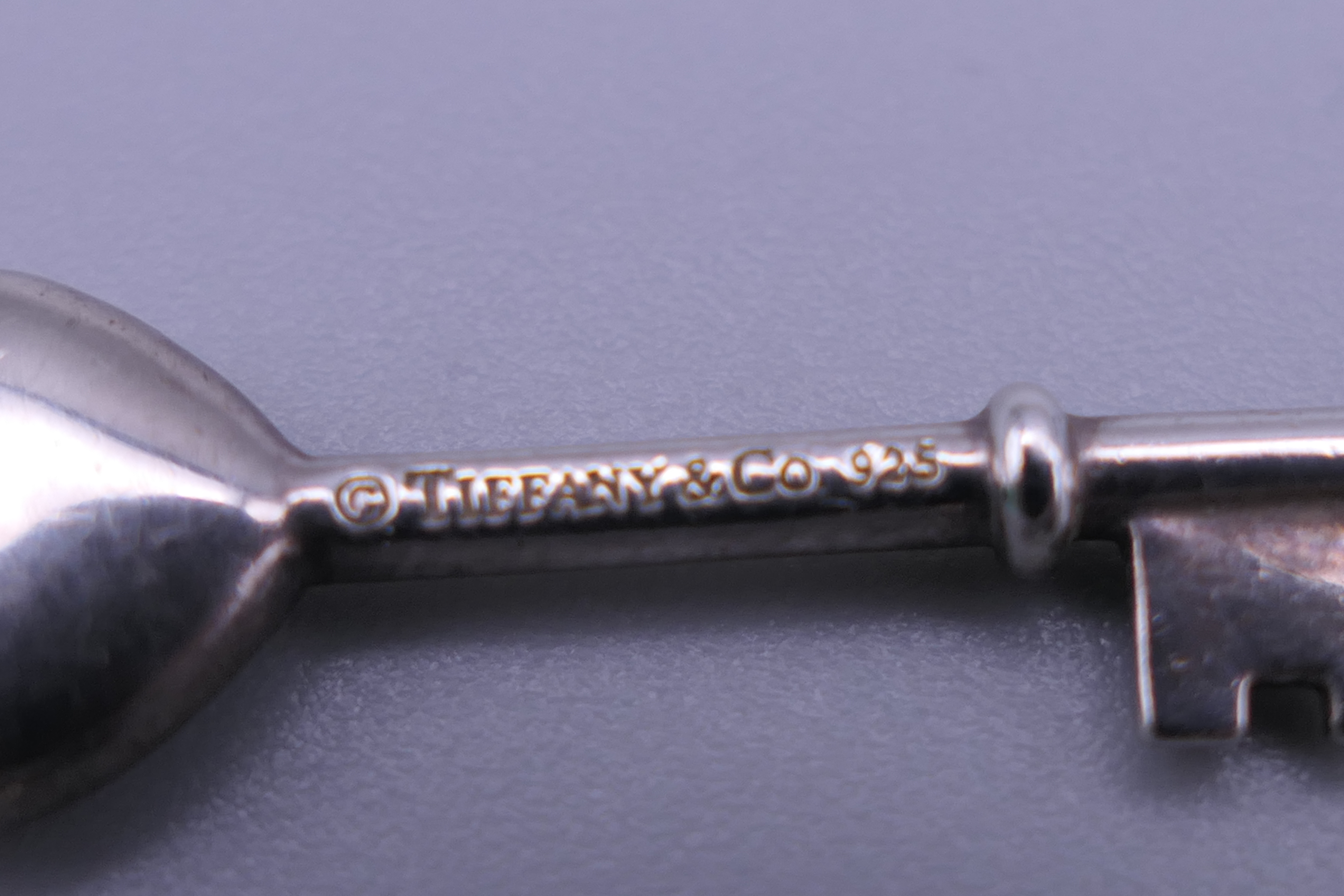 A Tiffany silver key pendant and chain, and a pair of earrings. Pendant 3 cm long. - Image 6 of 8