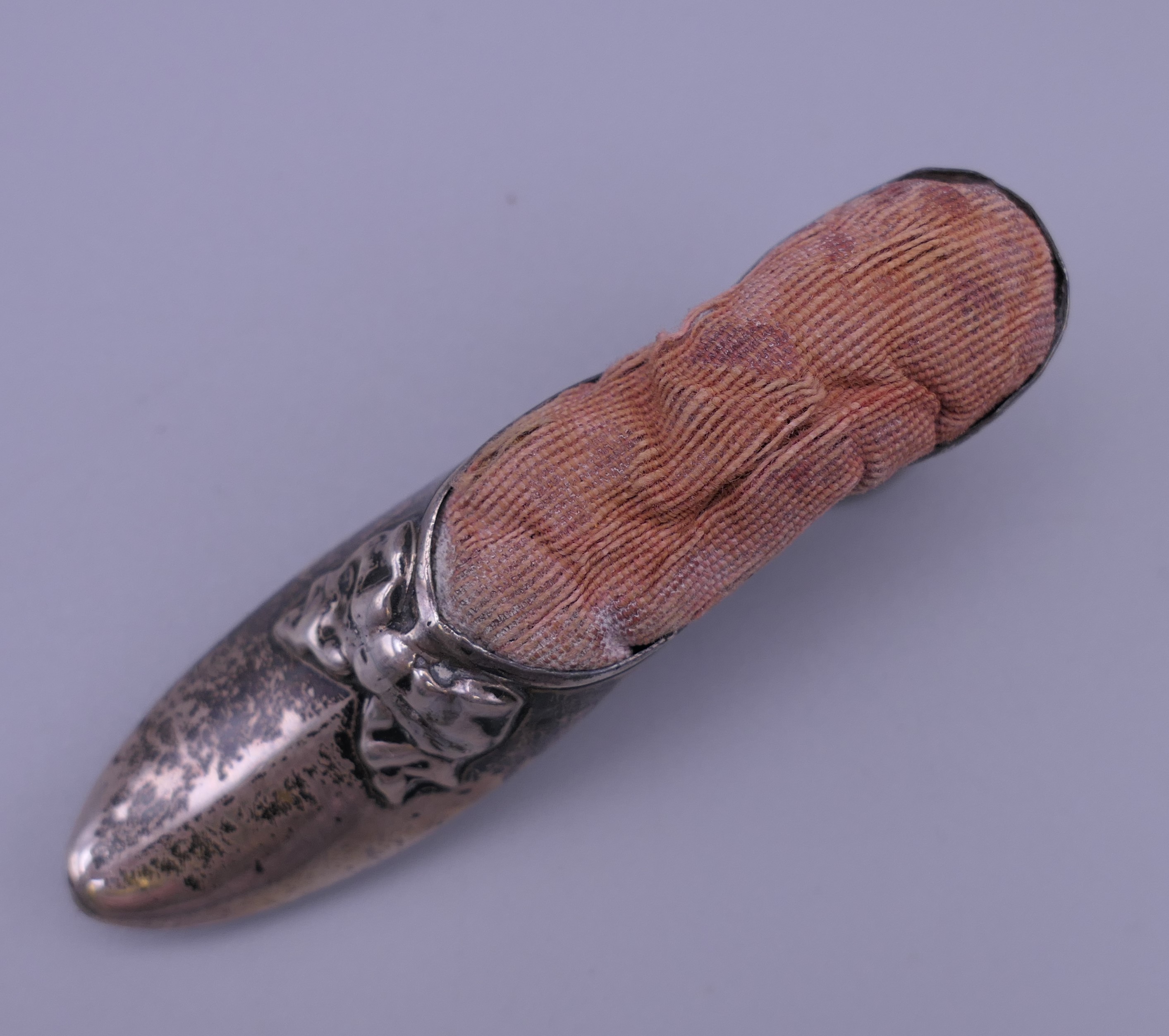 A silver shoe form pin cushion. 8 cm long, 2.5 cm high. - Image 3 of 4