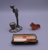 An agate model of a squirrel, a cheroot holder and a WMF figure. Figure 11.5 cm high.