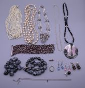 A quantity of costume jewellery.