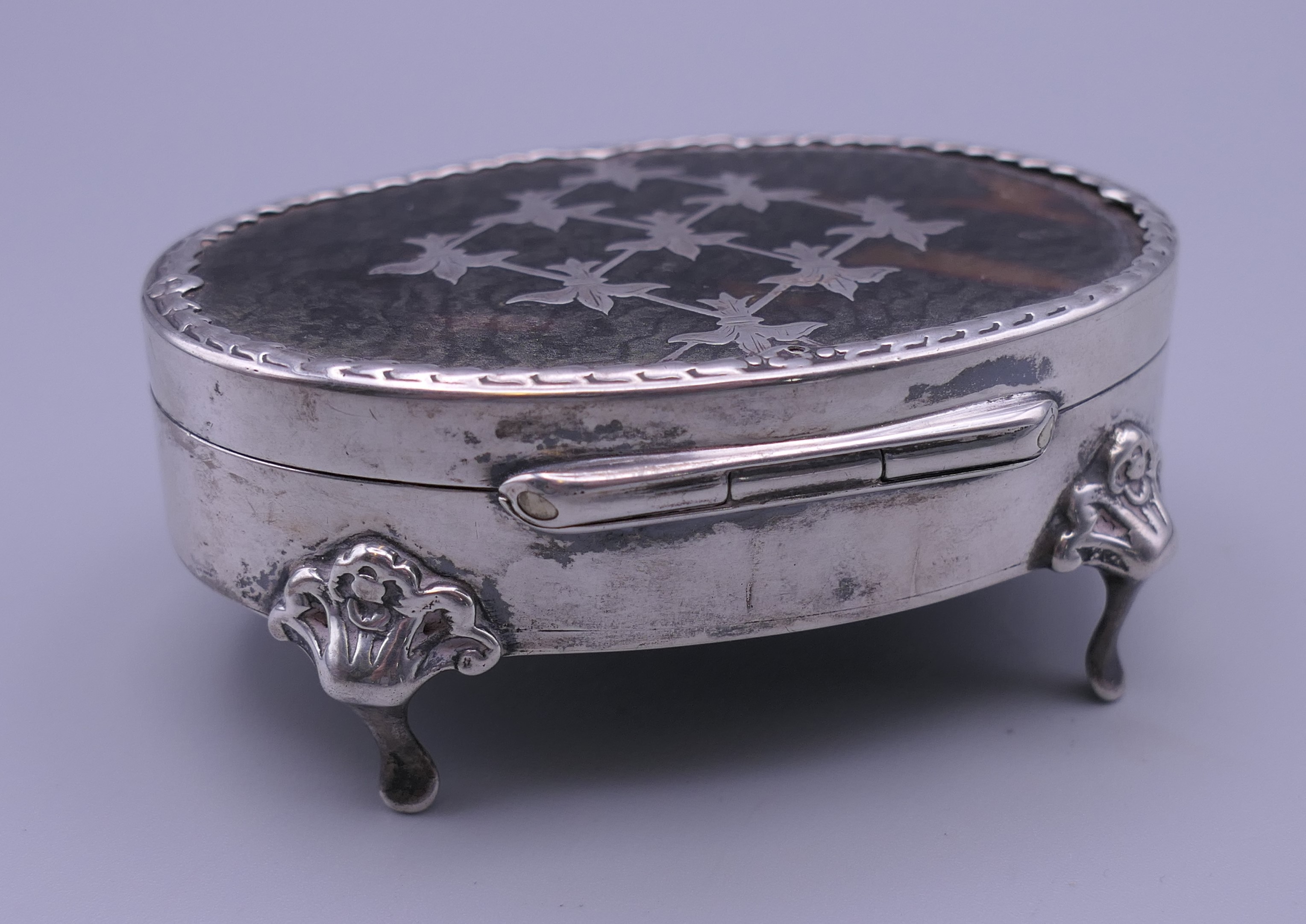 A silver and tortoiseshell casket. 8 cm wide, 3.25 cm high. 71.5 grammes total weight. - Image 7 of 8