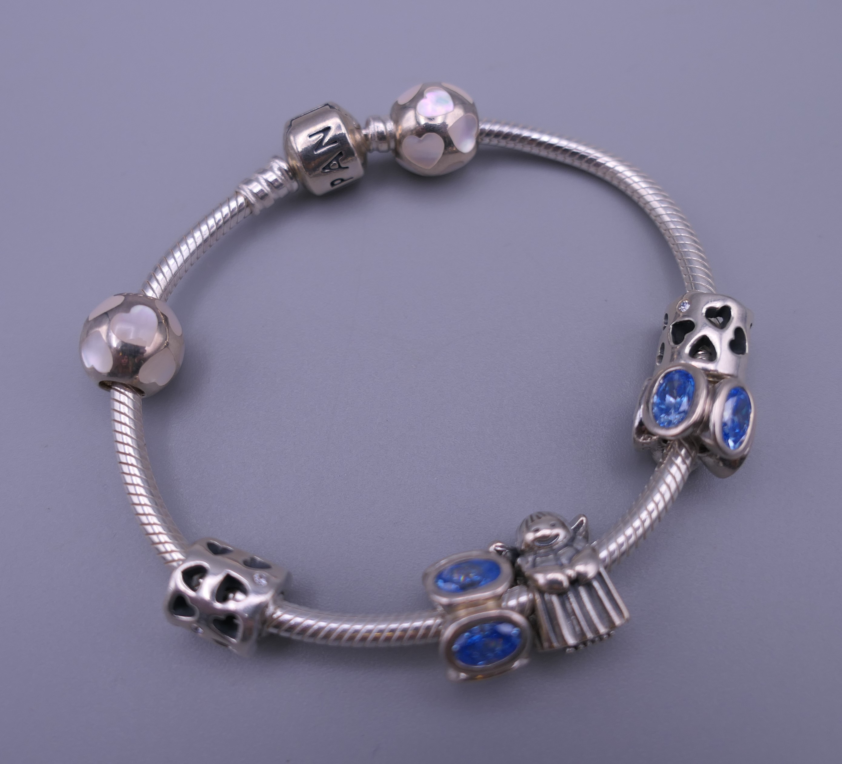 A Pandora silver charm bracelet in a Pandora bag. Approximately 20 cm long. - Image 2 of 4