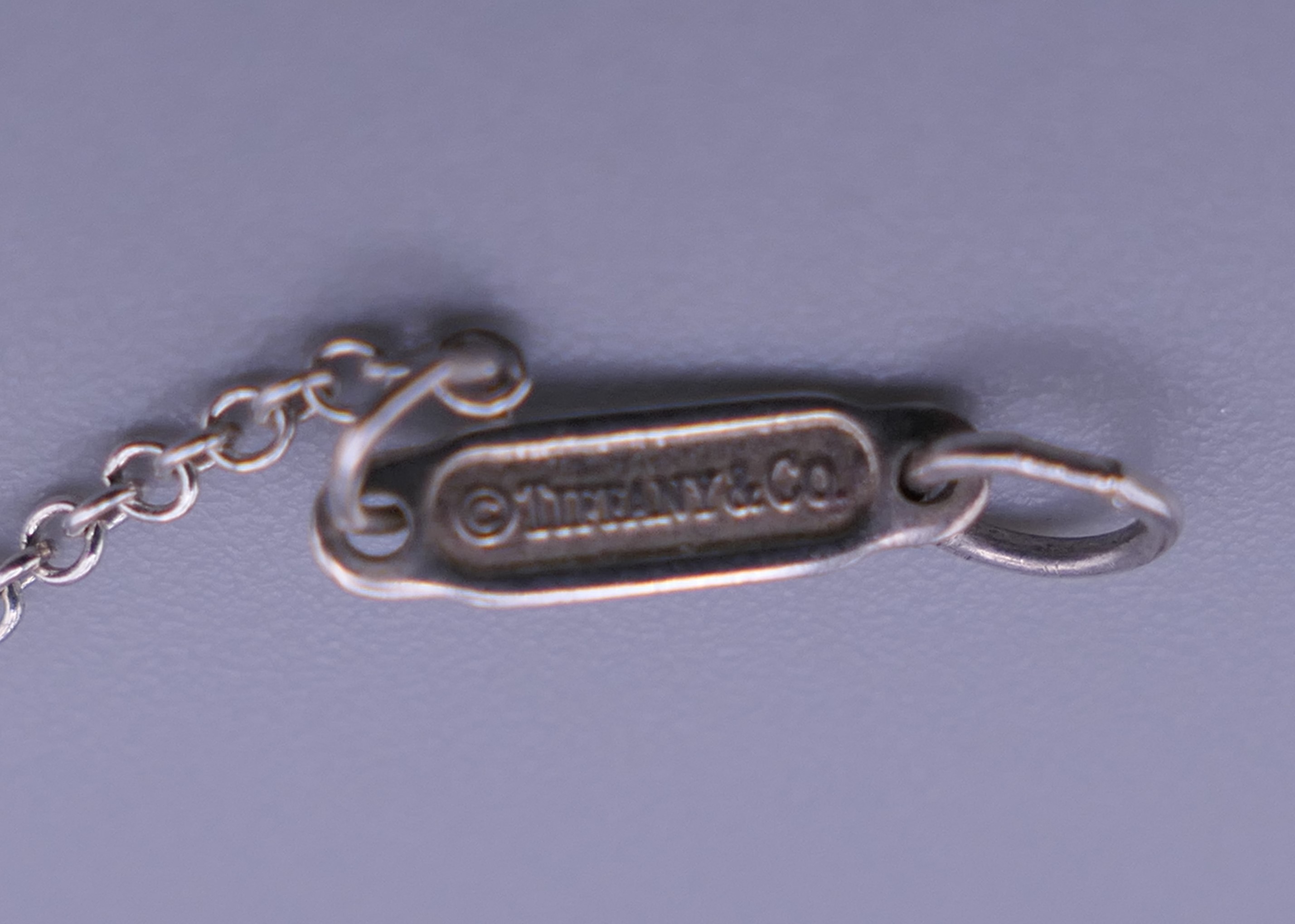 A Tiffany silver key pendant and chain, and a pair of earrings. Pendant 3 cm long. - Image 8 of 8