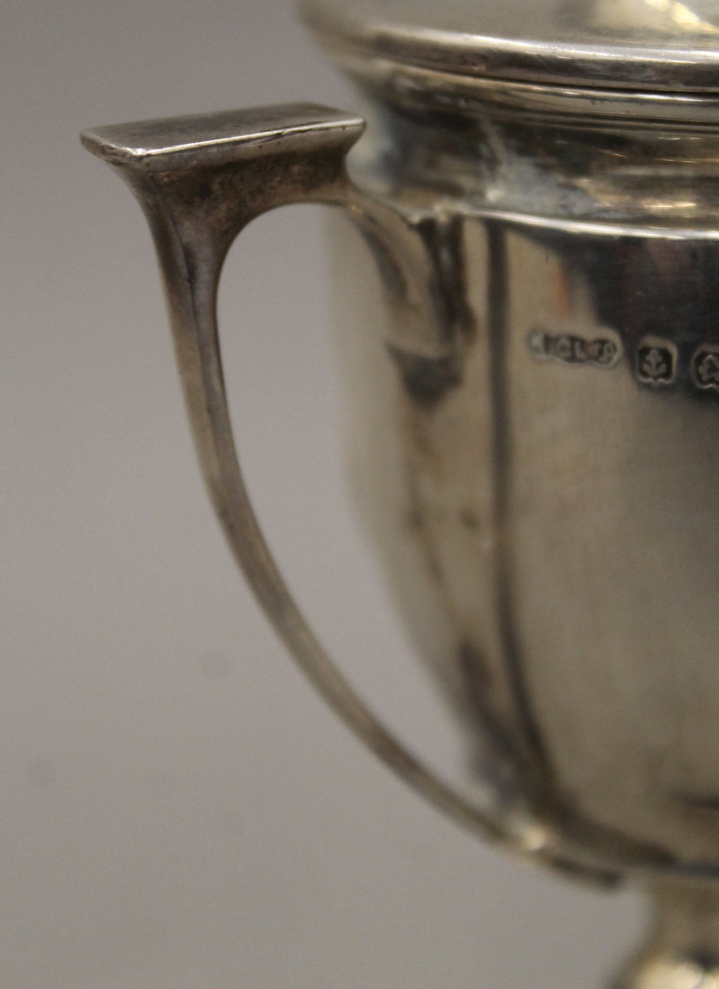 A small silver lidded trophy cup. 18.5 cm high overall. 202.2 grammes. - Image 3 of 4