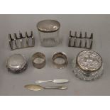 A small quantity of silver and silver mounted items. 298.1 grammes of weighable silver.