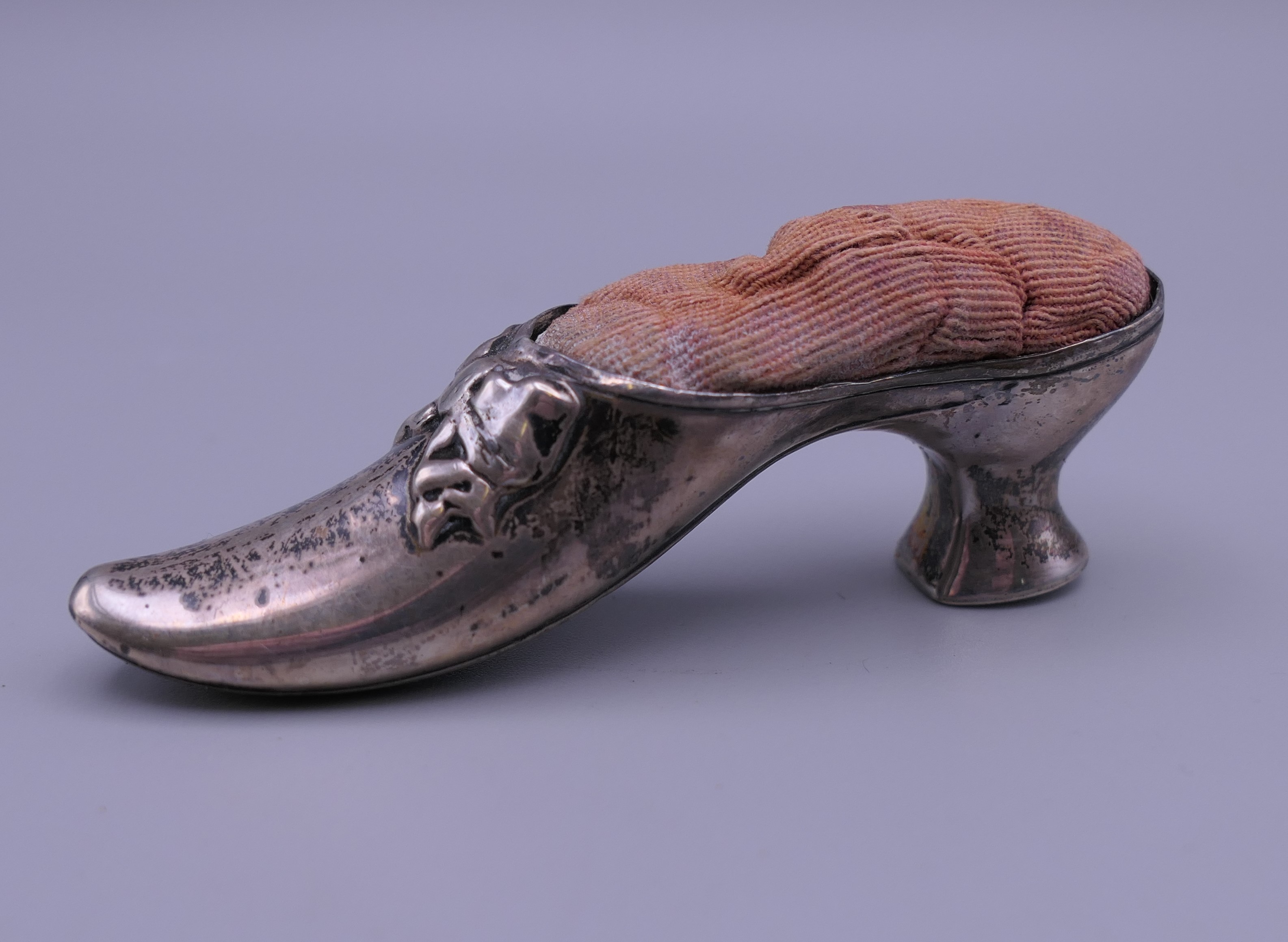A silver shoe form pin cushion. 8 cm long, 2.5 cm high. - Image 2 of 4