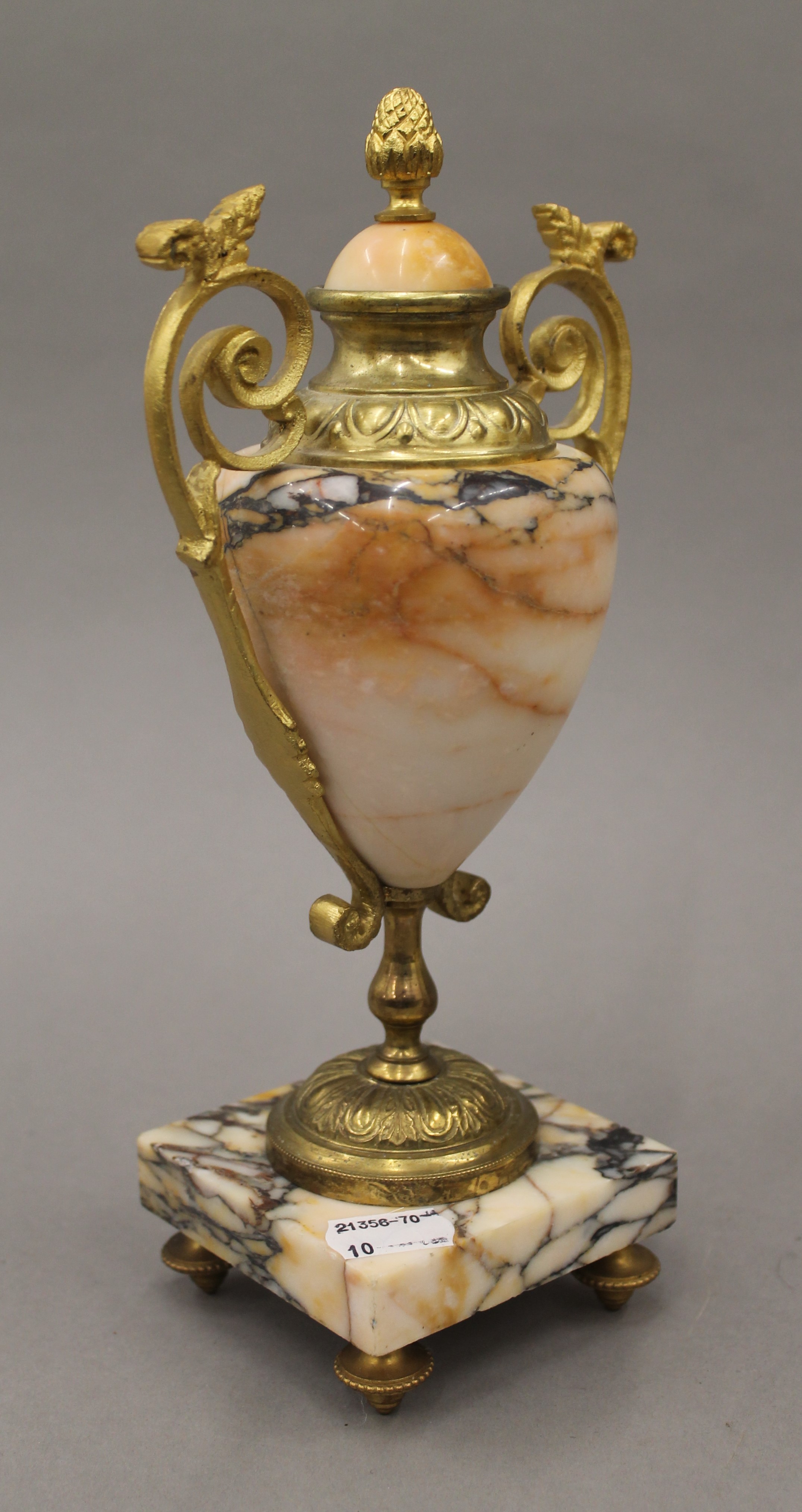 A marble and ormolu clock garniture with pendulum and key, with enamel dial and striking movement. - Image 11 of 14