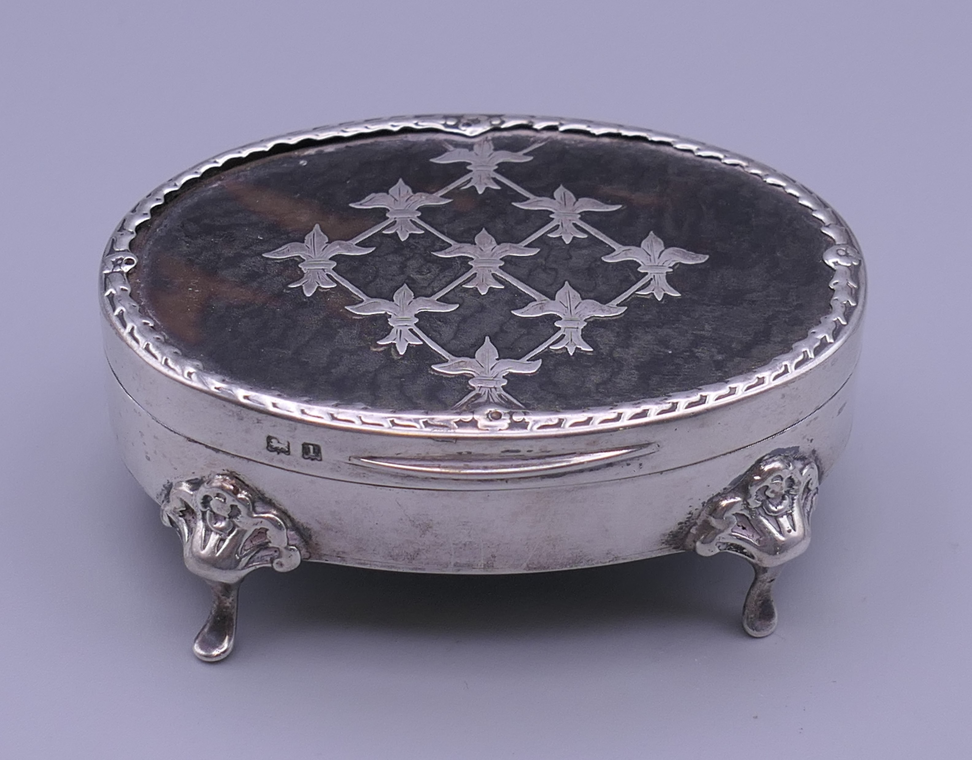 A silver and tortoiseshell casket. 8 cm wide, 3.25 cm high. 71.5 grammes total weight.