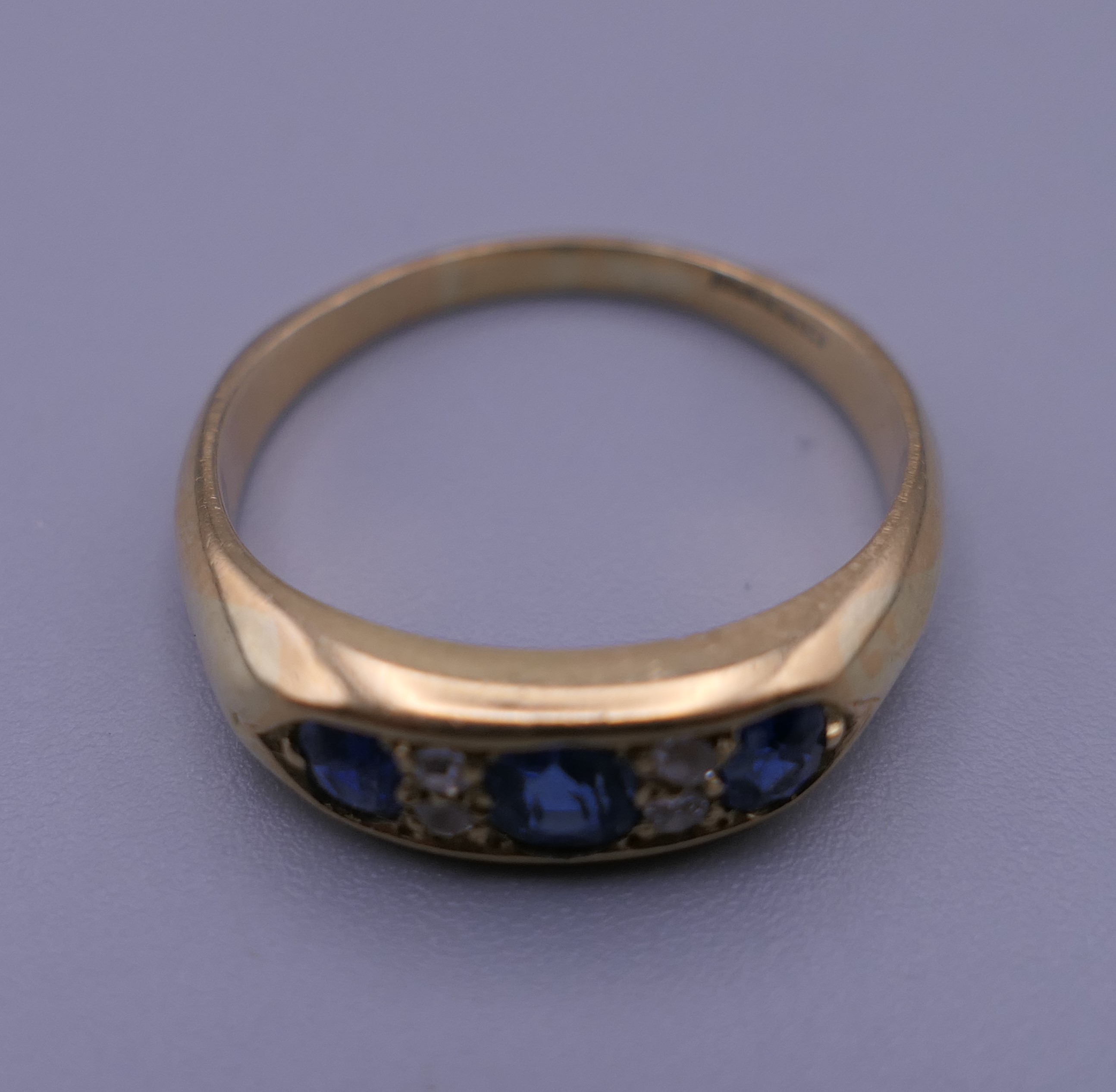 An 18 ct gold diamond and sapphire ring. 5.3 grammes total weight. - Image 3 of 4