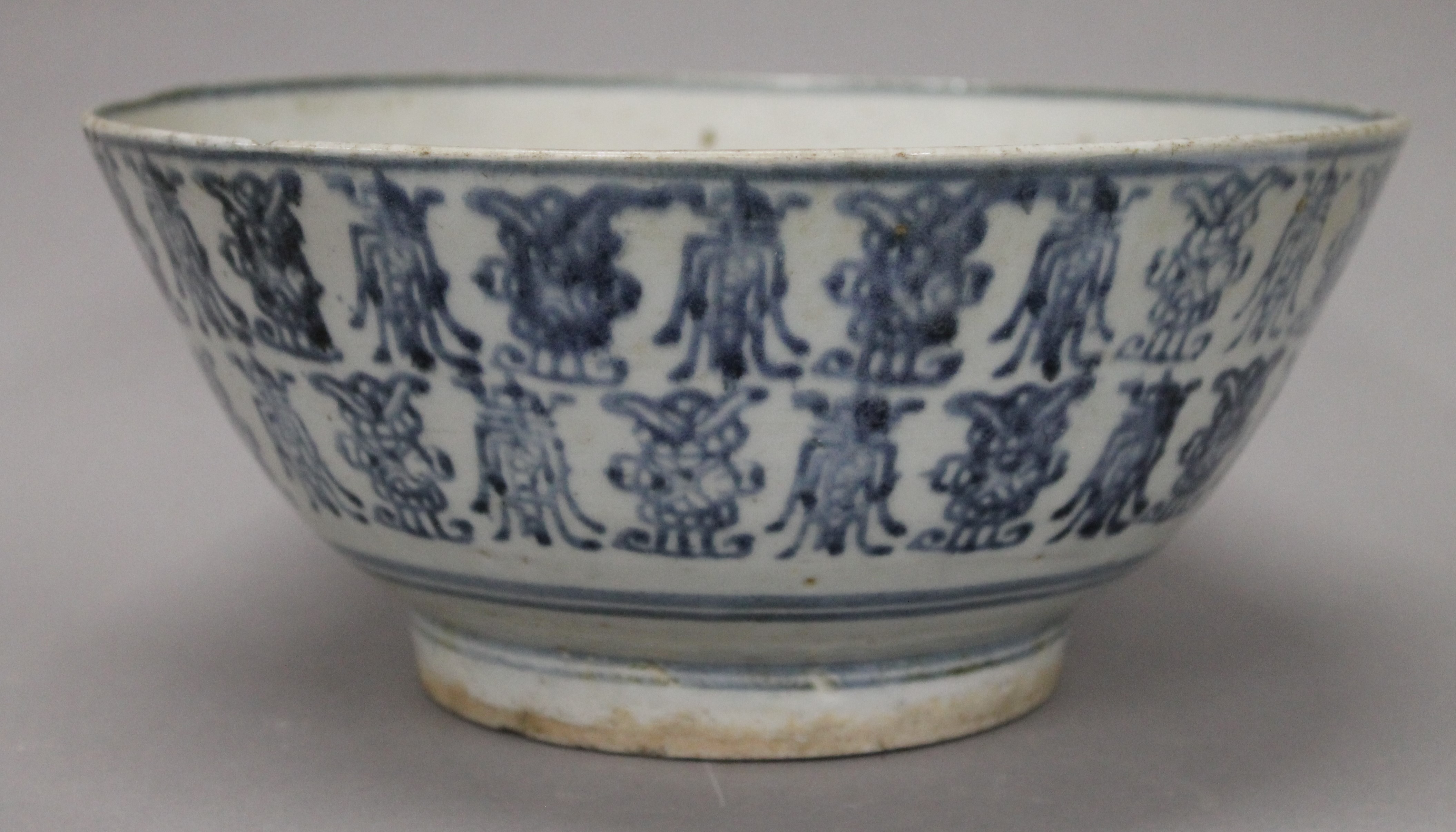 An early large Chinese blue and white porcelain bowl. 25 cm diameter. - Image 4 of 5