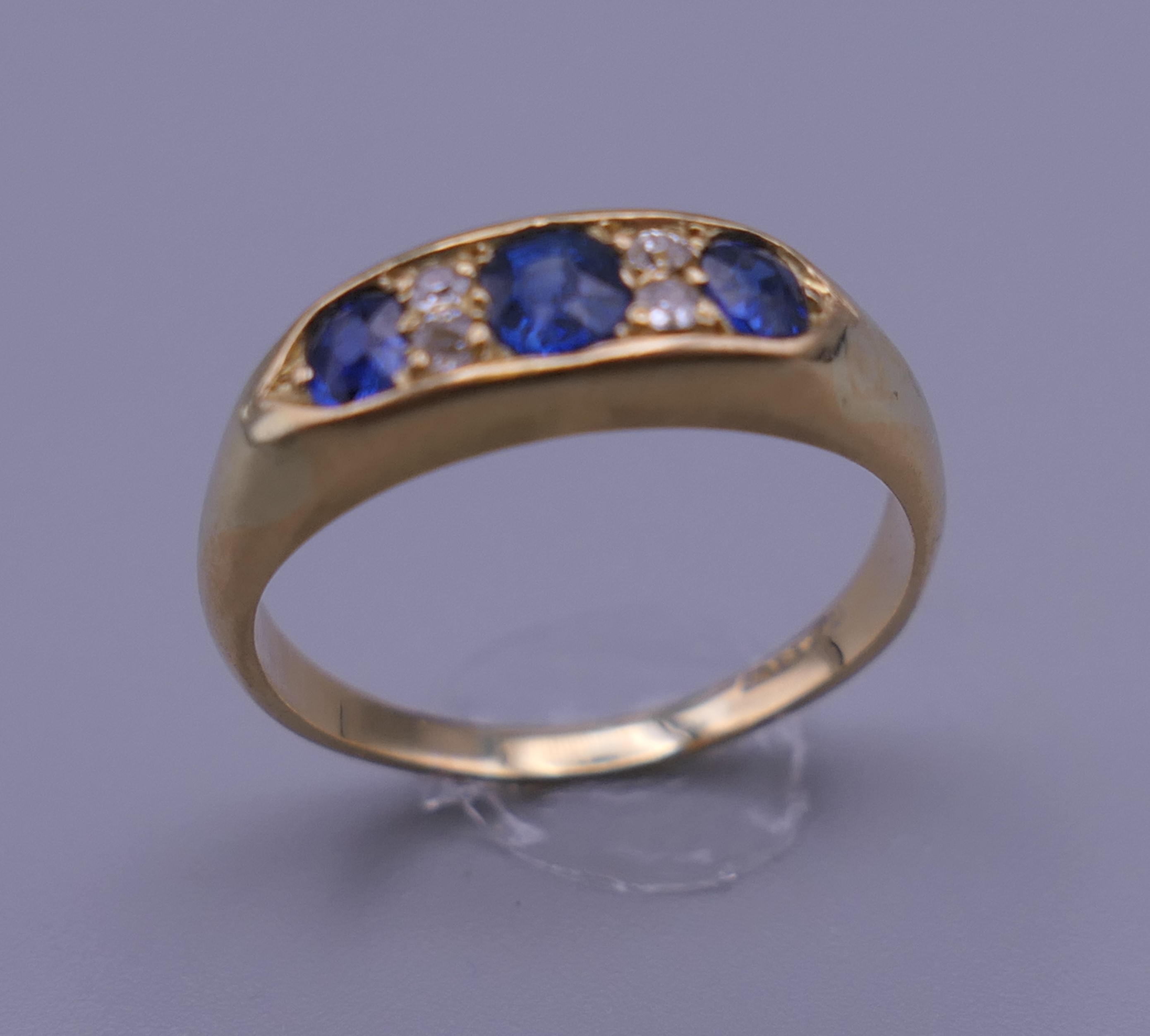 An 18 ct gold diamond and sapphire ring. 5.3 grammes total weight. - Image 2 of 4