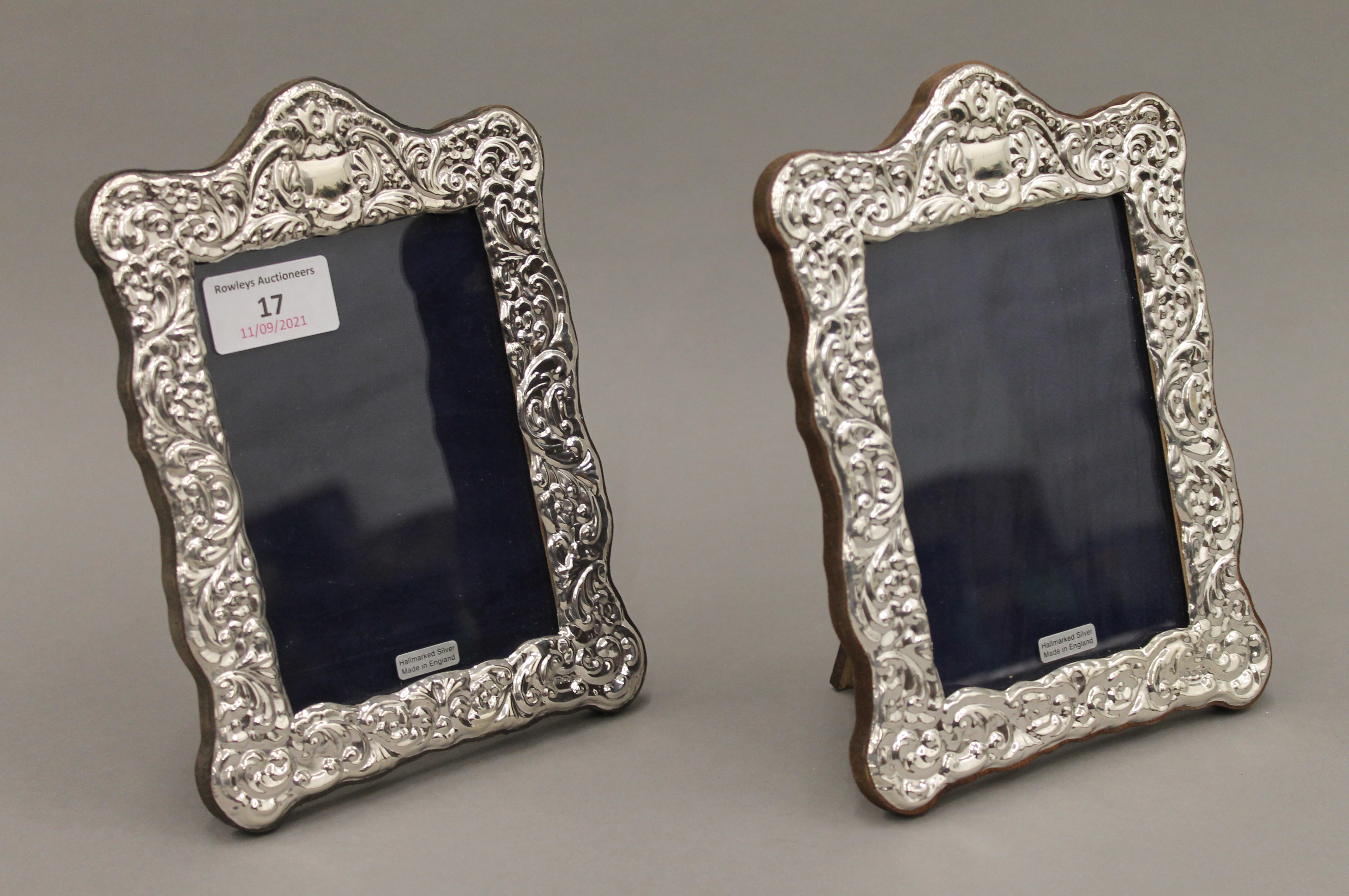 A pair of silver photograph frames. 14.5 x 19.5 cm.