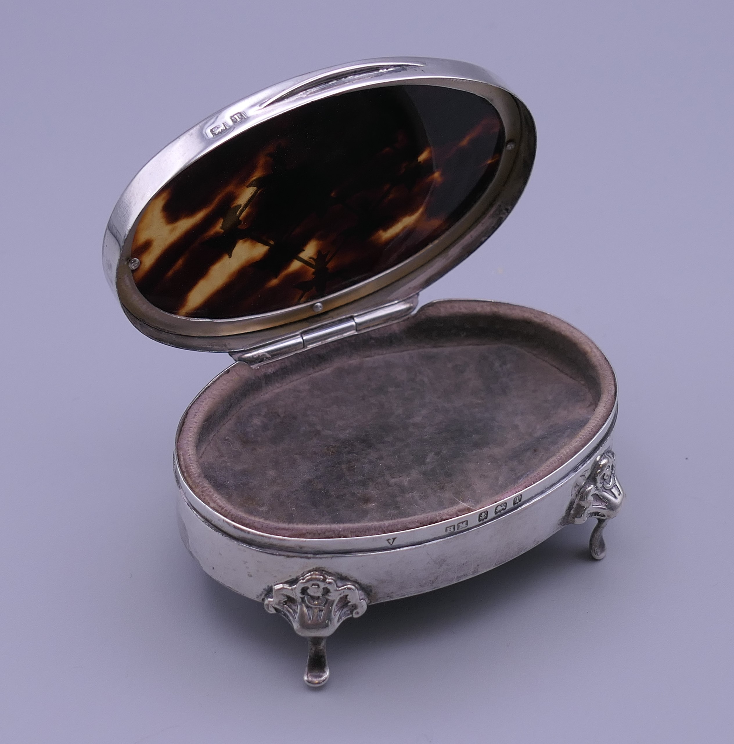A silver and tortoiseshell casket. 8 cm wide, 3.25 cm high. 71.5 grammes total weight. - Image 4 of 8