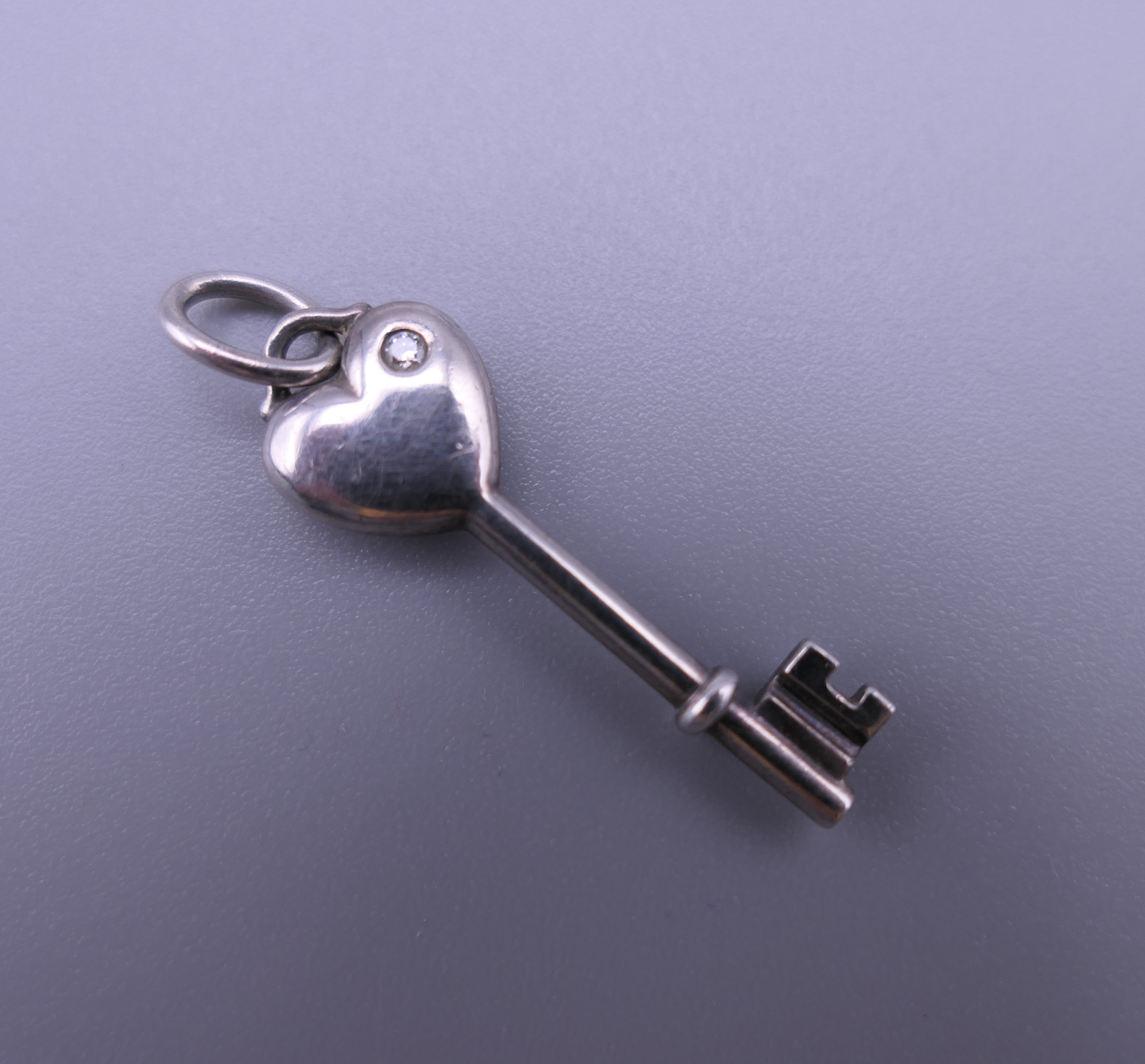 A Tiffany silver key pendant and chain, and a pair of earrings. Pendant 3 cm long. - Image 4 of 8