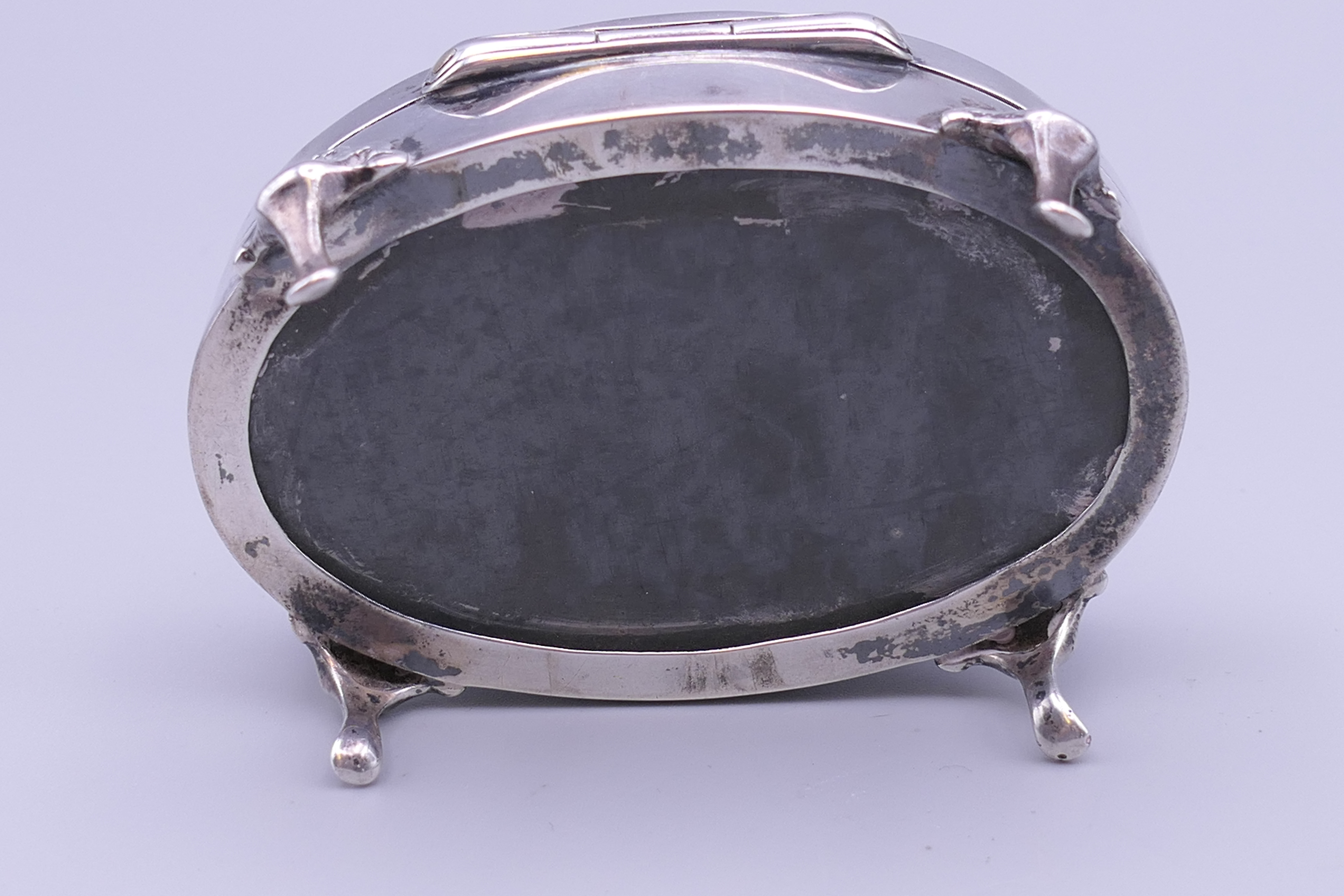 A silver and tortoiseshell casket. 8 cm wide, 3.25 cm high. 71.5 grammes total weight. - Image 3 of 8