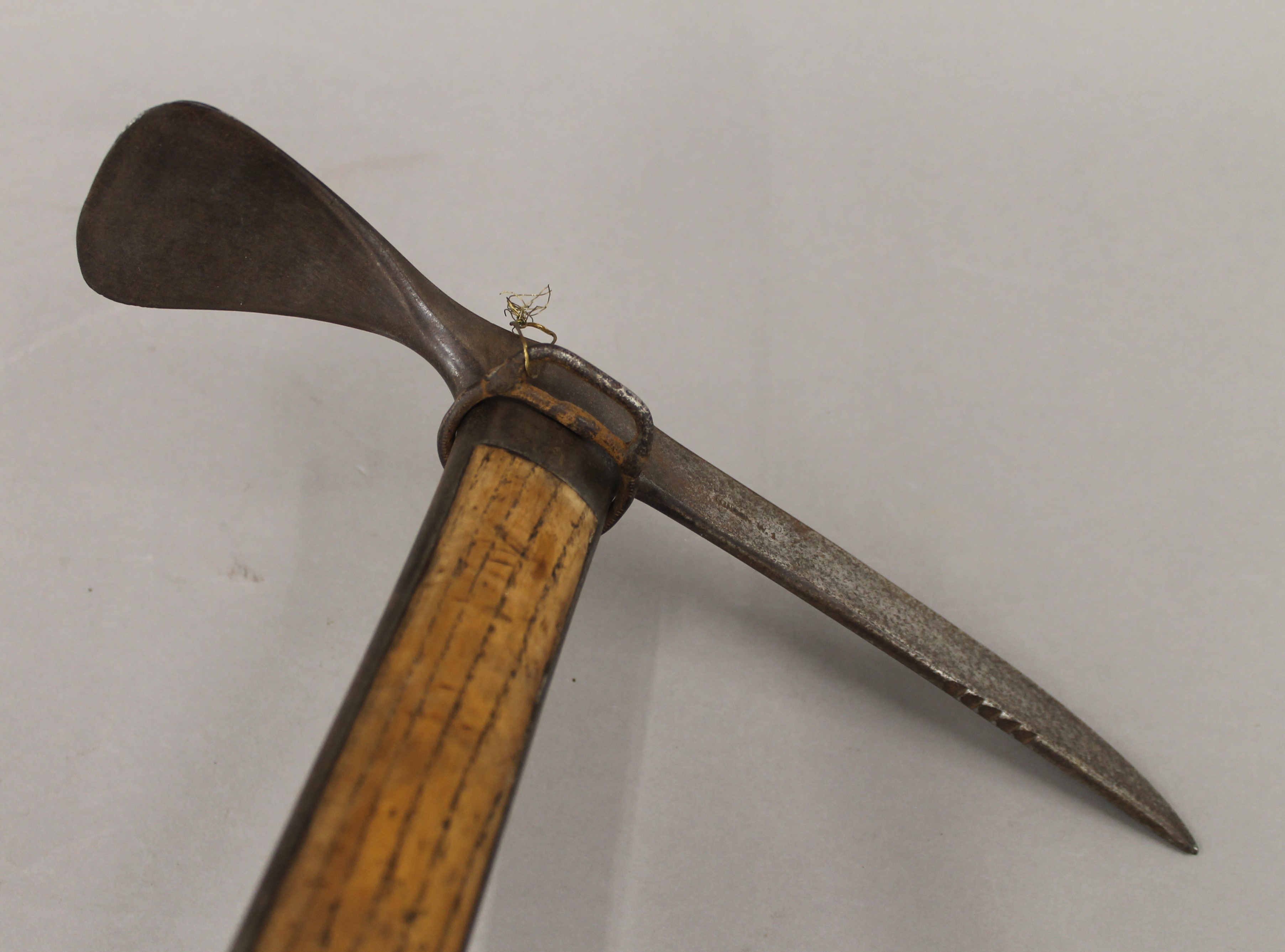 A vintage mountaineering ice axe. 90 cm long. - Image 2 of 7