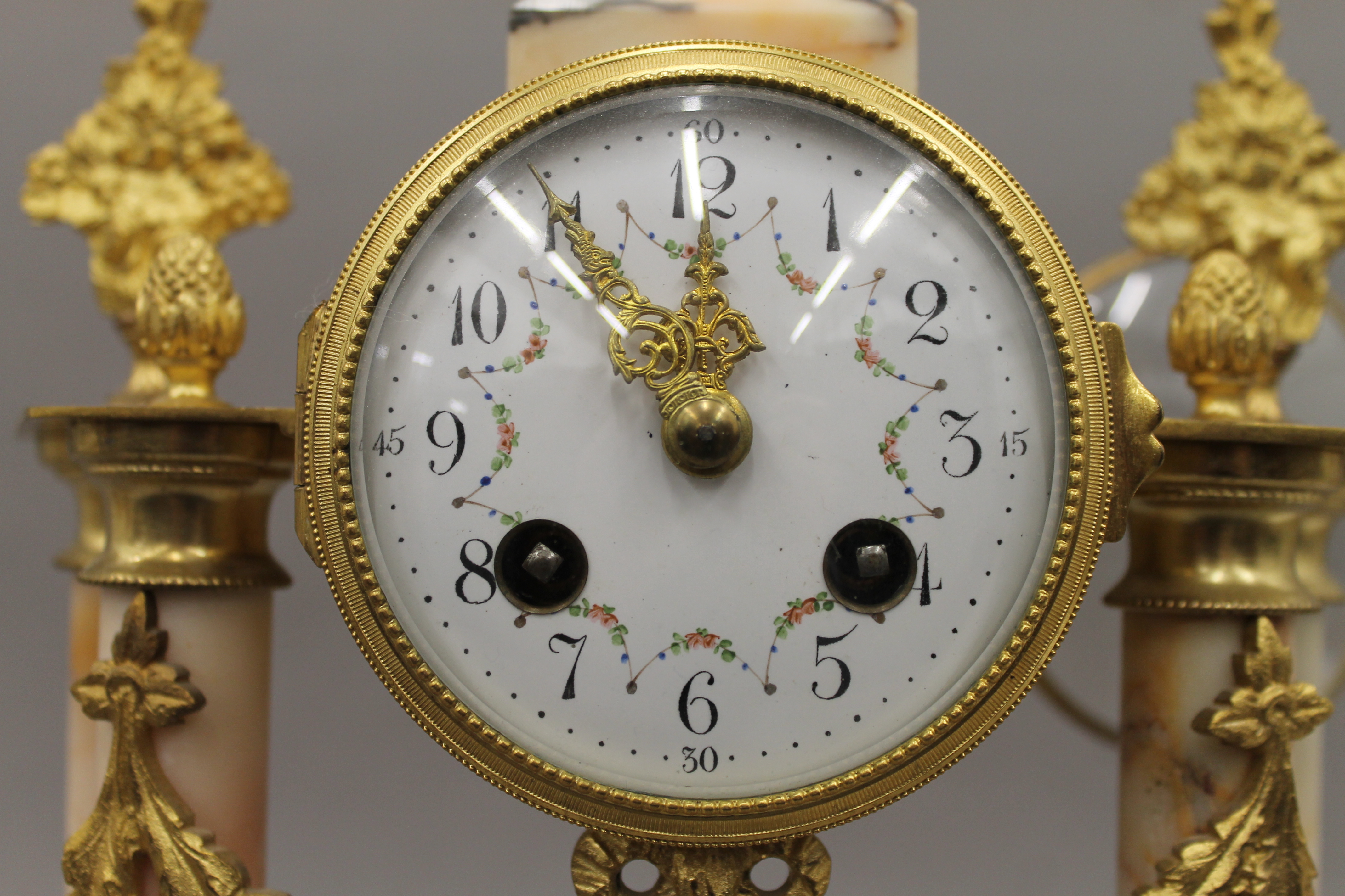 A marble and ormolu clock garniture with pendulum and key, with enamel dial and striking movement. - Image 8 of 14
