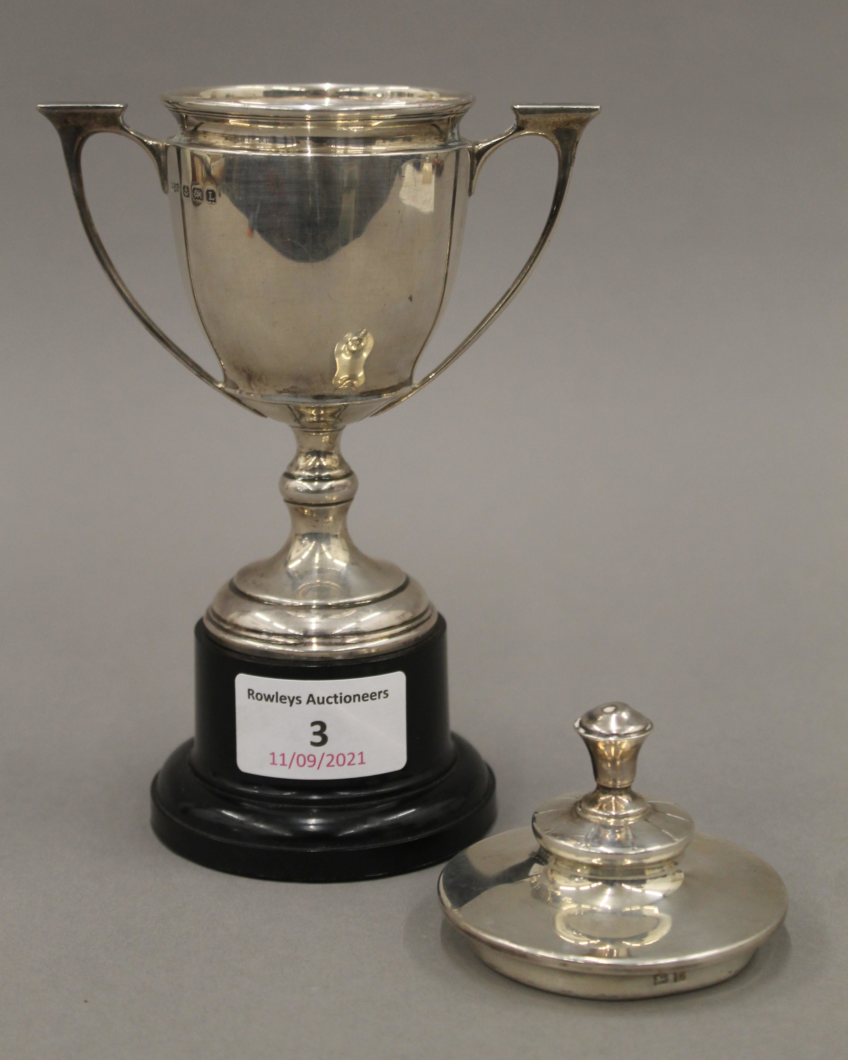 A small silver lidded trophy cup. 18.5 cm high overall. 202.2 grammes. - Image 4 of 4