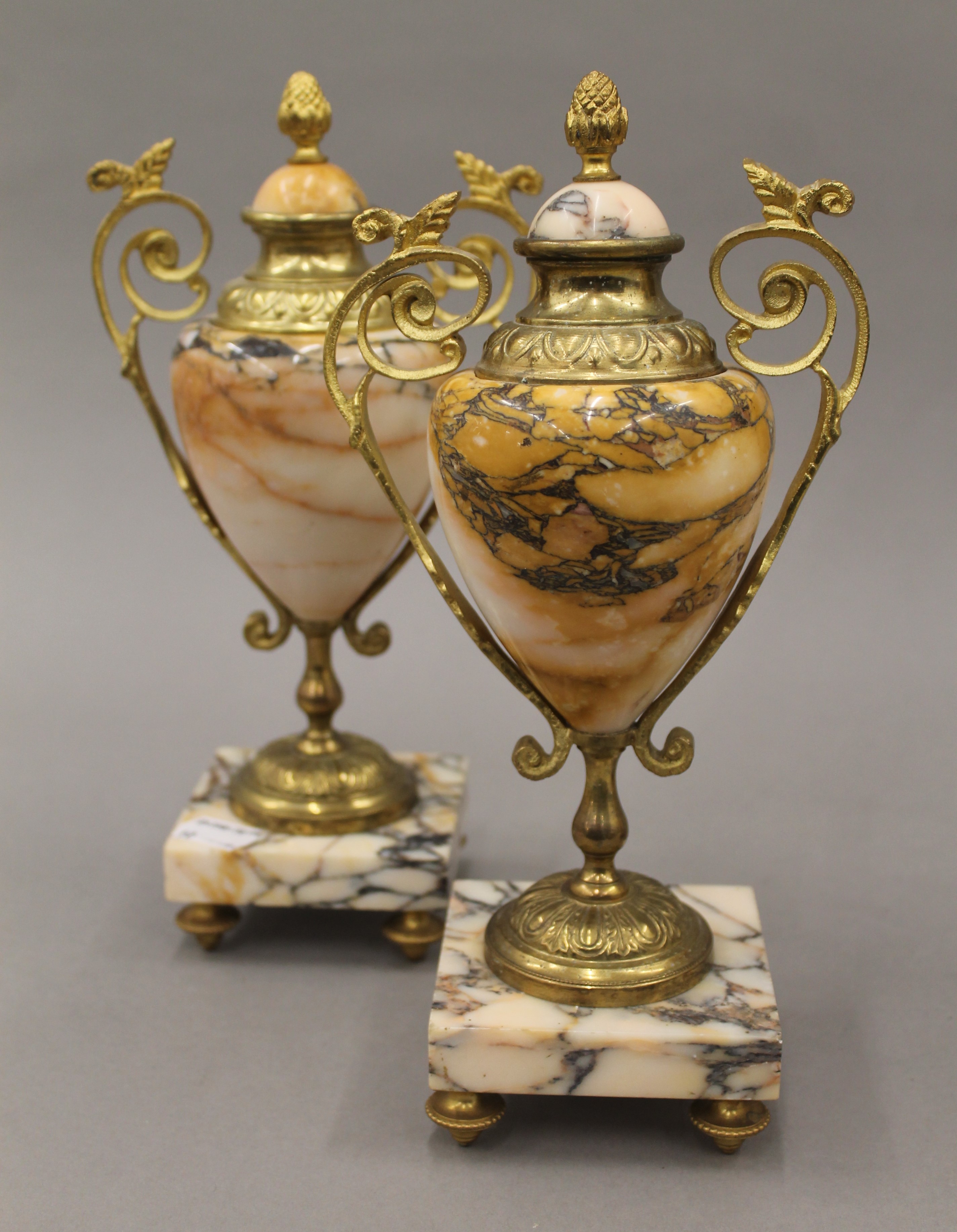 A marble and ormolu clock garniture with pendulum and key, with enamel dial and striking movement. - Image 9 of 14