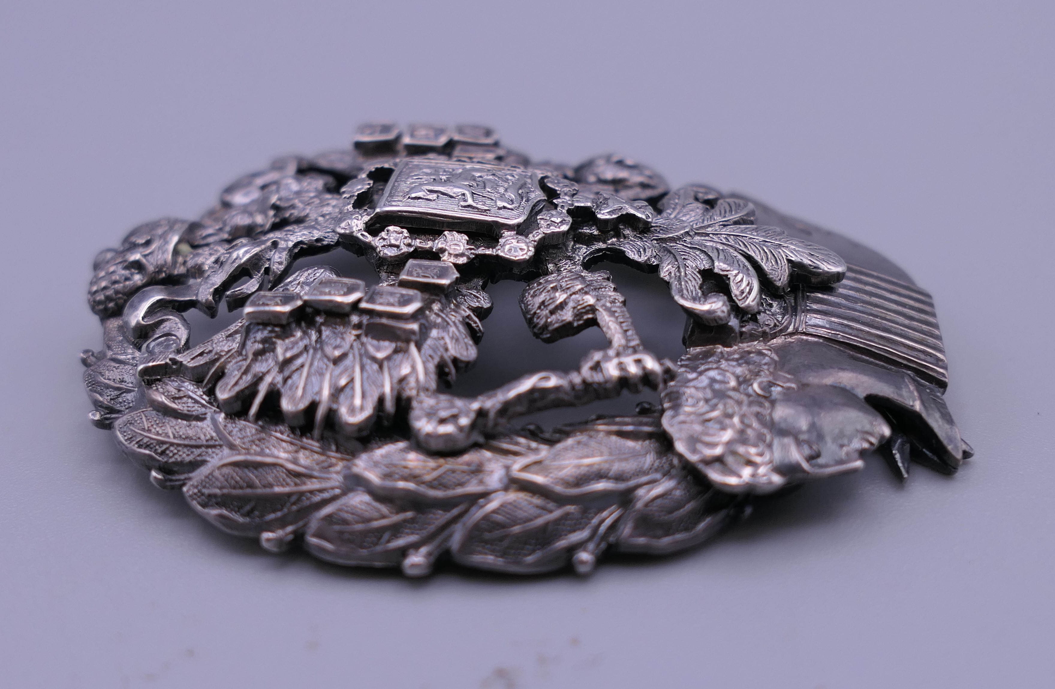 A Russian silver badge, possibly military. 6 cm x 4.5 cm. 27.2 grammes. - Image 5 of 5