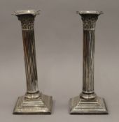 A pair of silver Corinthian column candlesticks. 23 cm high. 1011.9 grammes total weight.