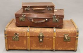 A travelling trunk and two suitcases. The former 94 cm long.