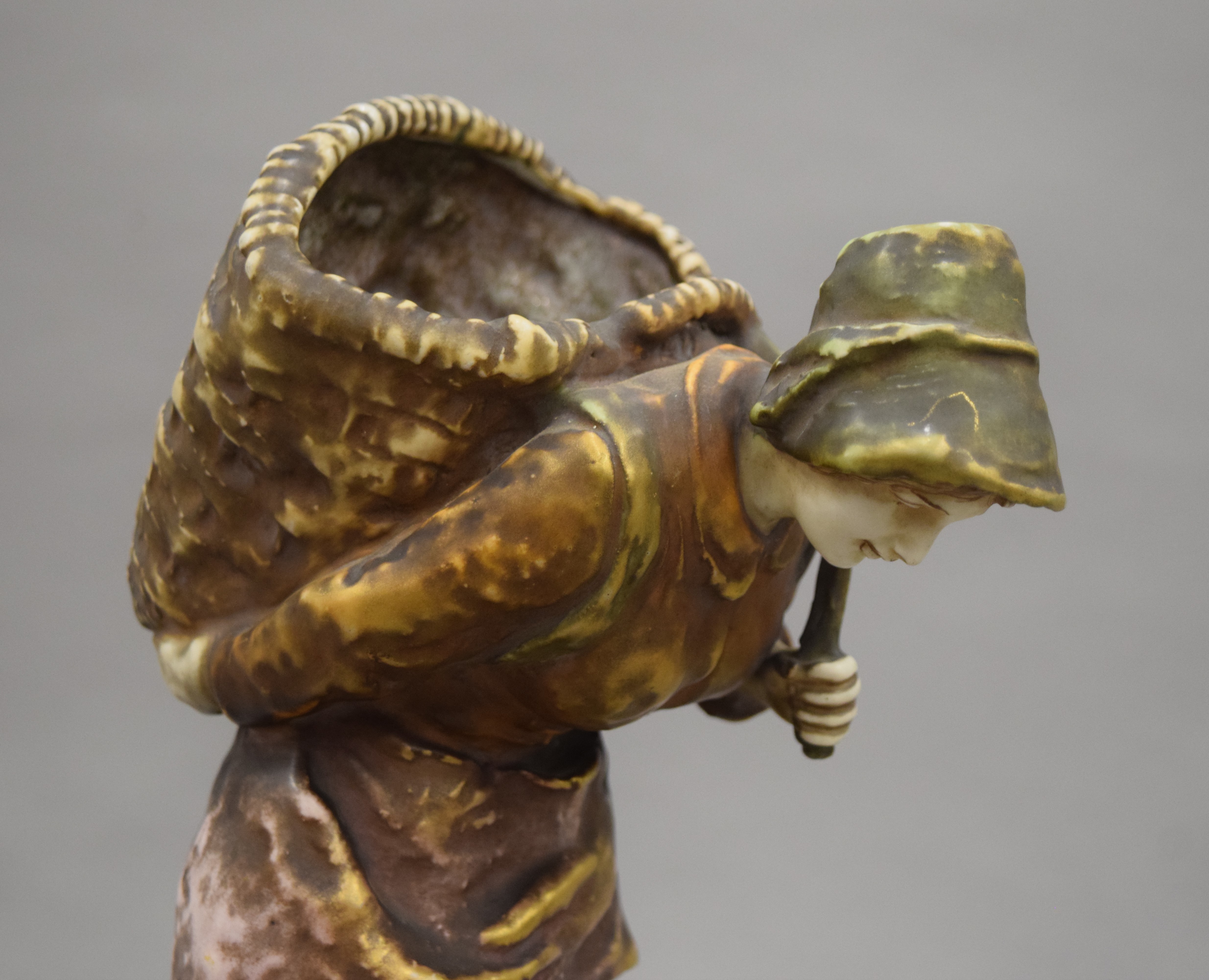 An amphora porcelain figure and a porcelain ewer. The former 34.5 cm high. - Image 7 of 8