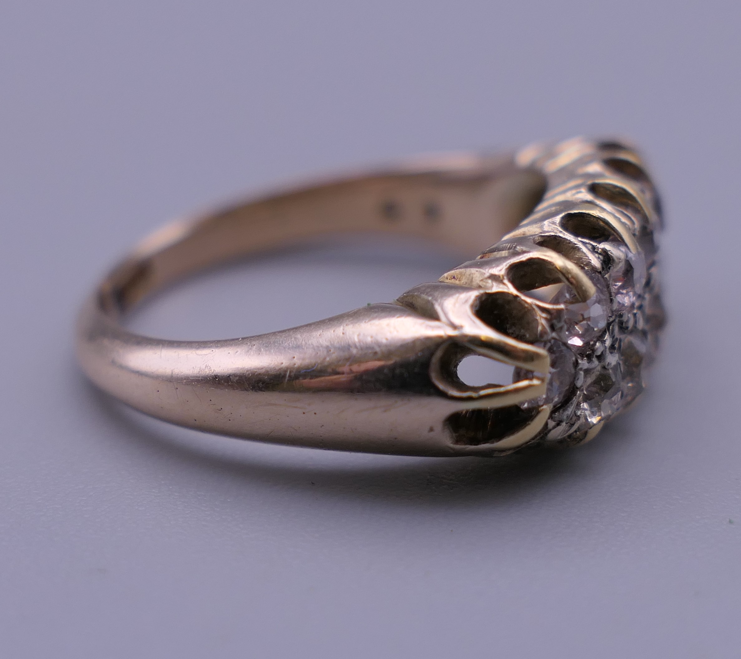 An 18 ct gold and diamond ring. Ring size O/P. 6 grammes total weight. - Image 5 of 9