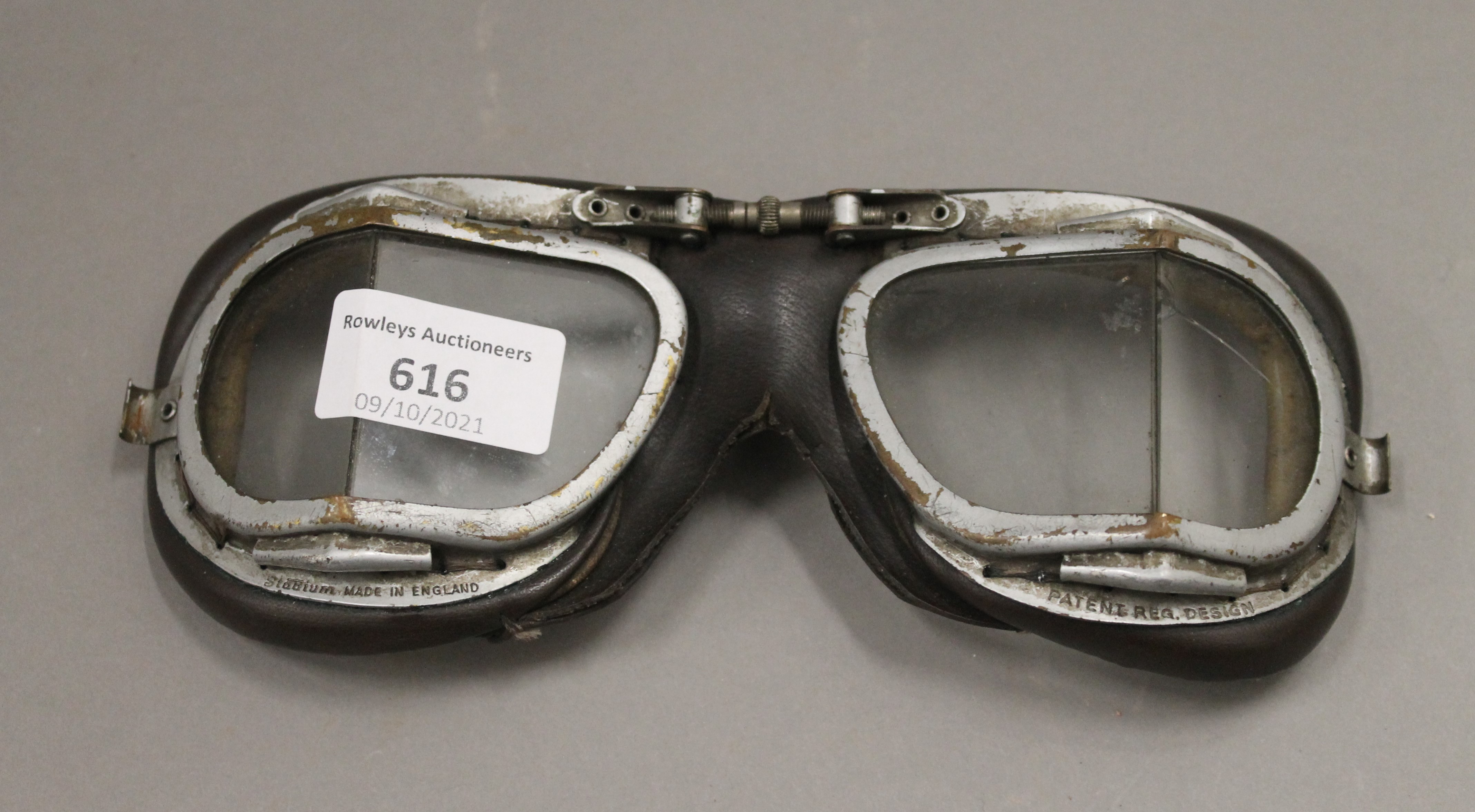A pair of vintage flying goggles. 20 cm wide.