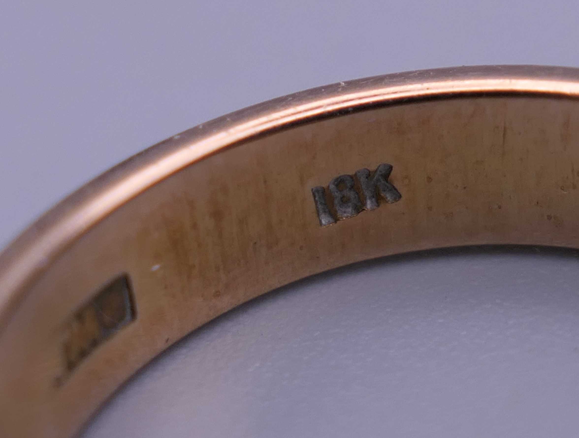 An 18 K gold wedding band. Ring size N. 3.8 grammes. - Image 4 of 4